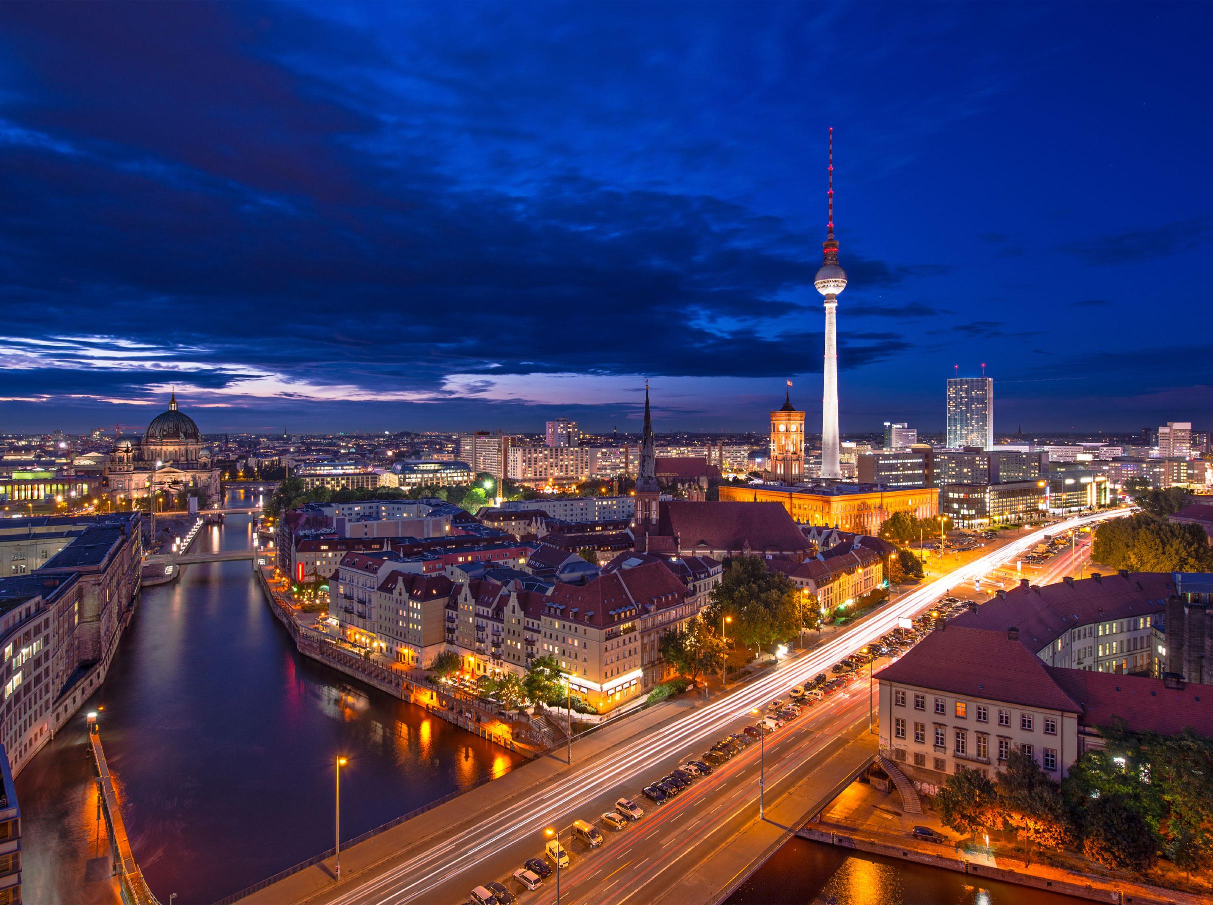 Berlin bei Nacht mit Blick auf den Fernsehturm