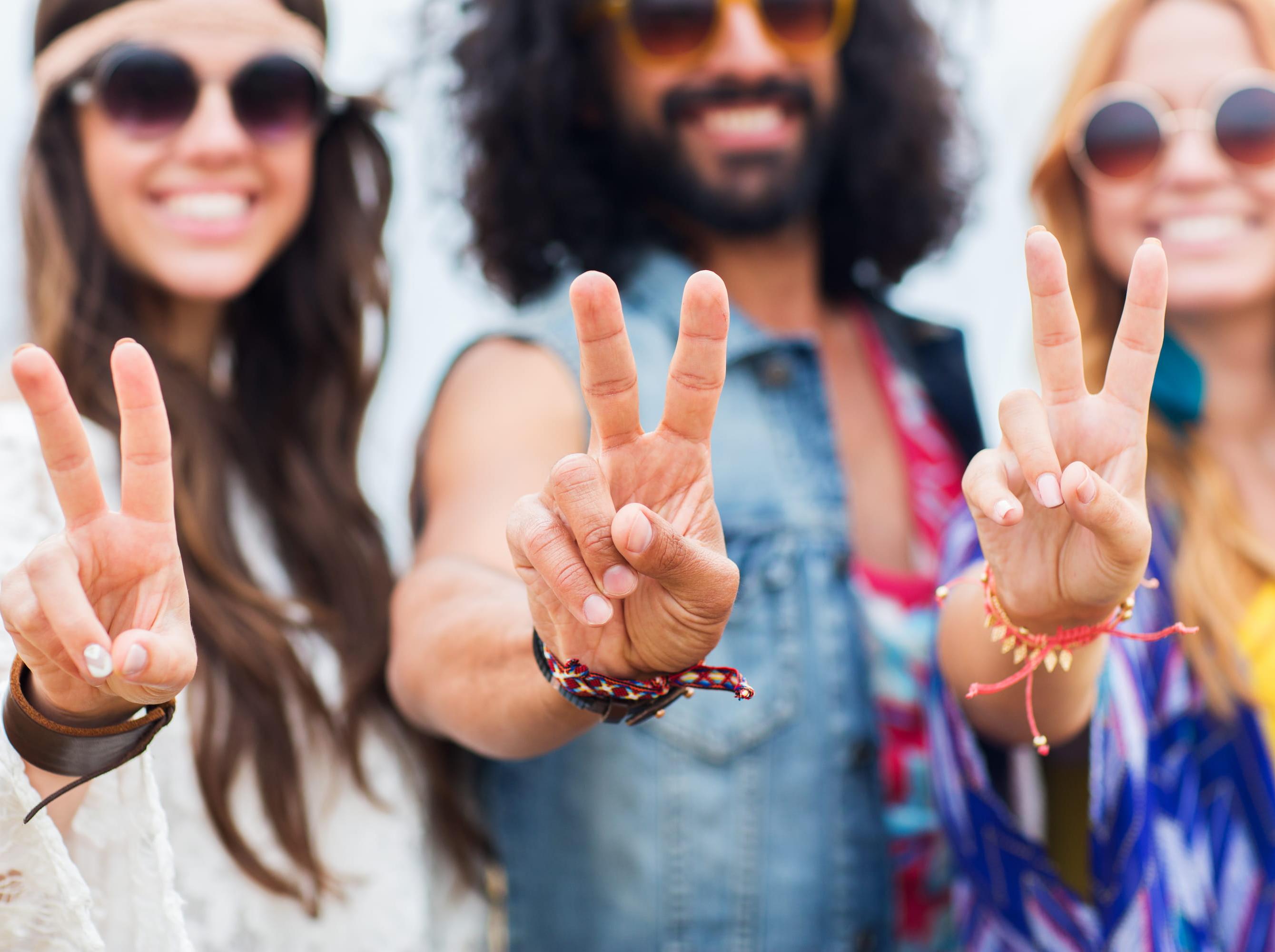 Drei Hippies, zeigen Friedenszeichen