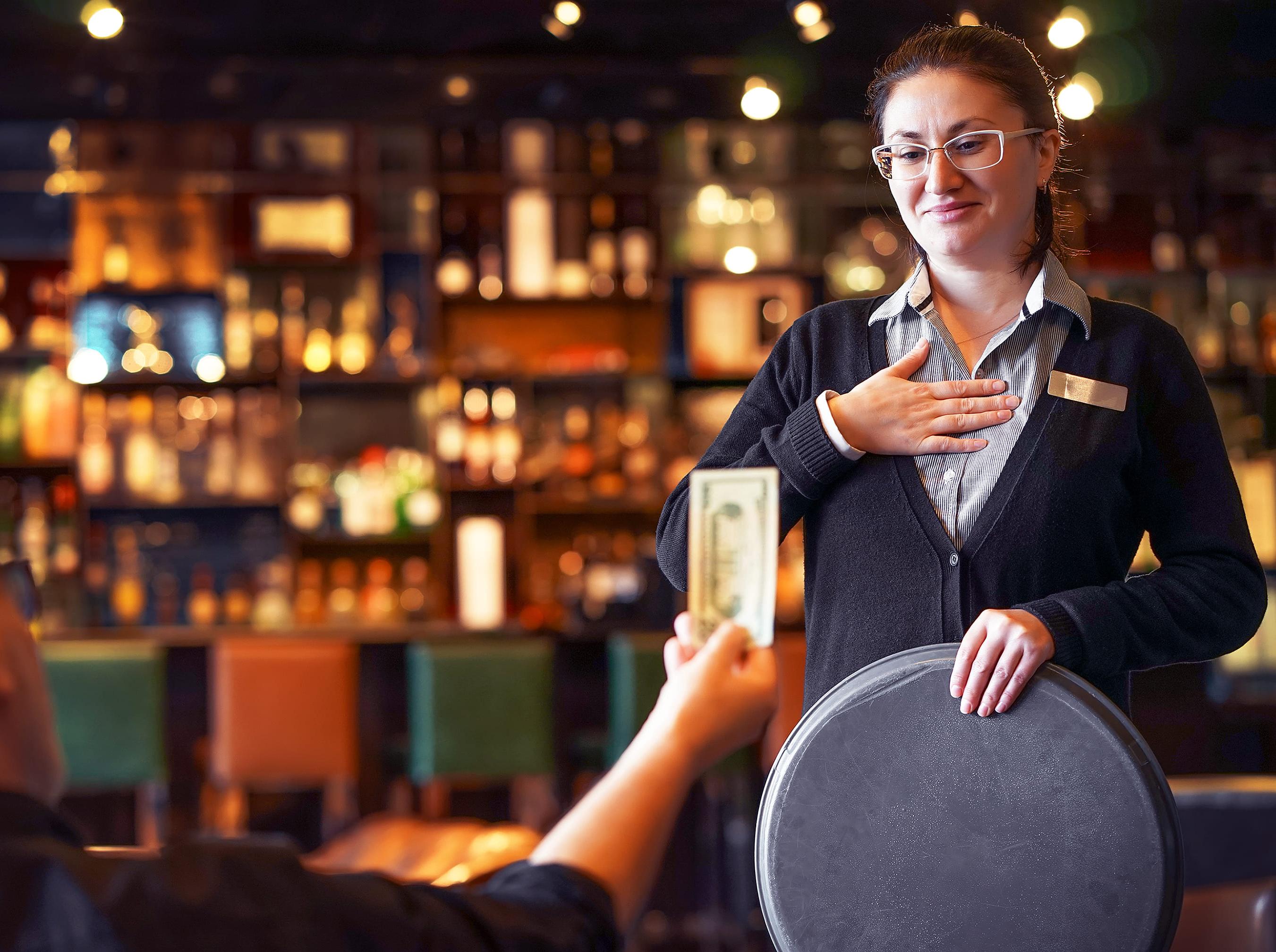 Kellnerin erhält Trinkgeld