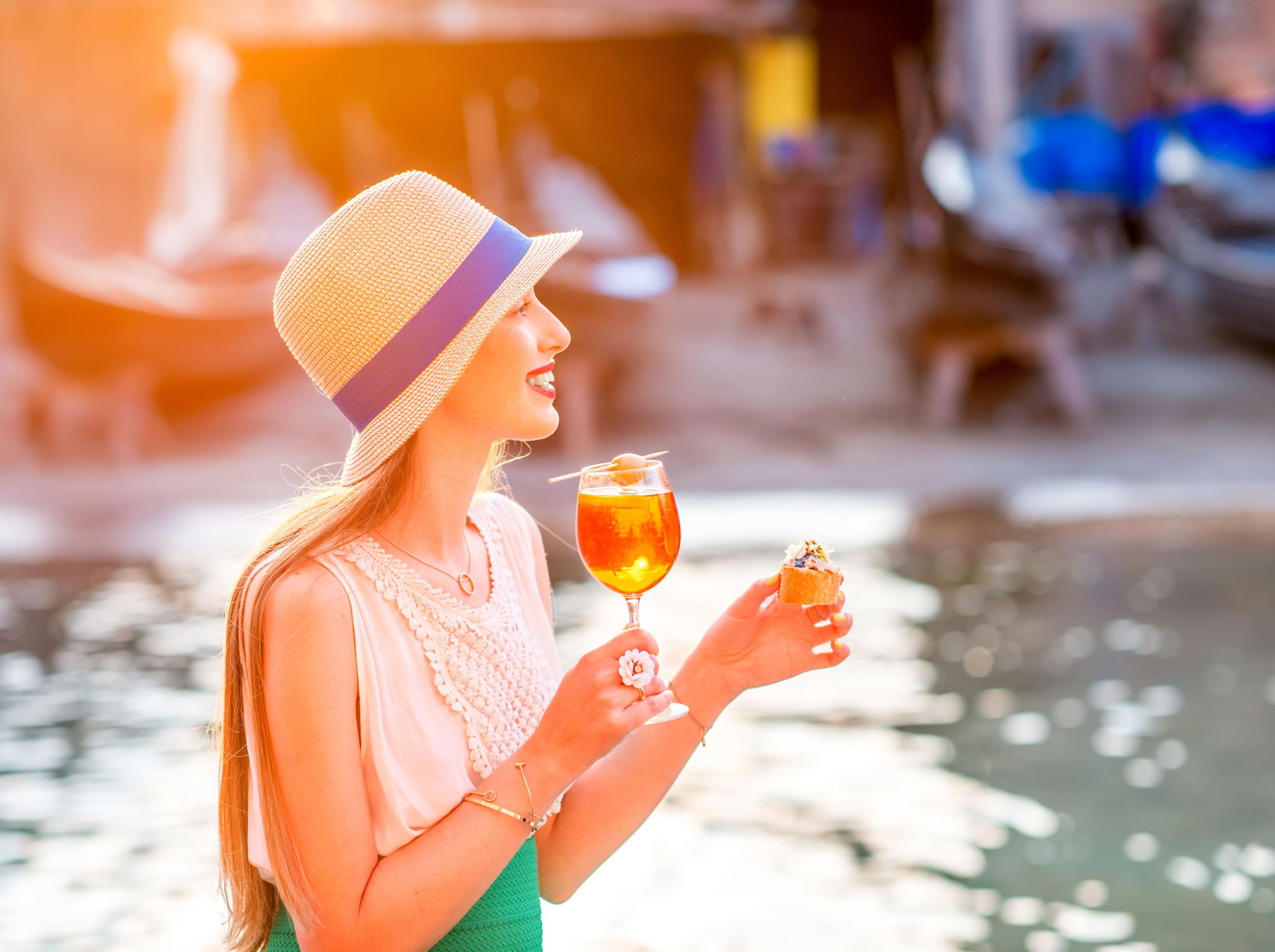 Frau mit Cicchetti in Venedig
