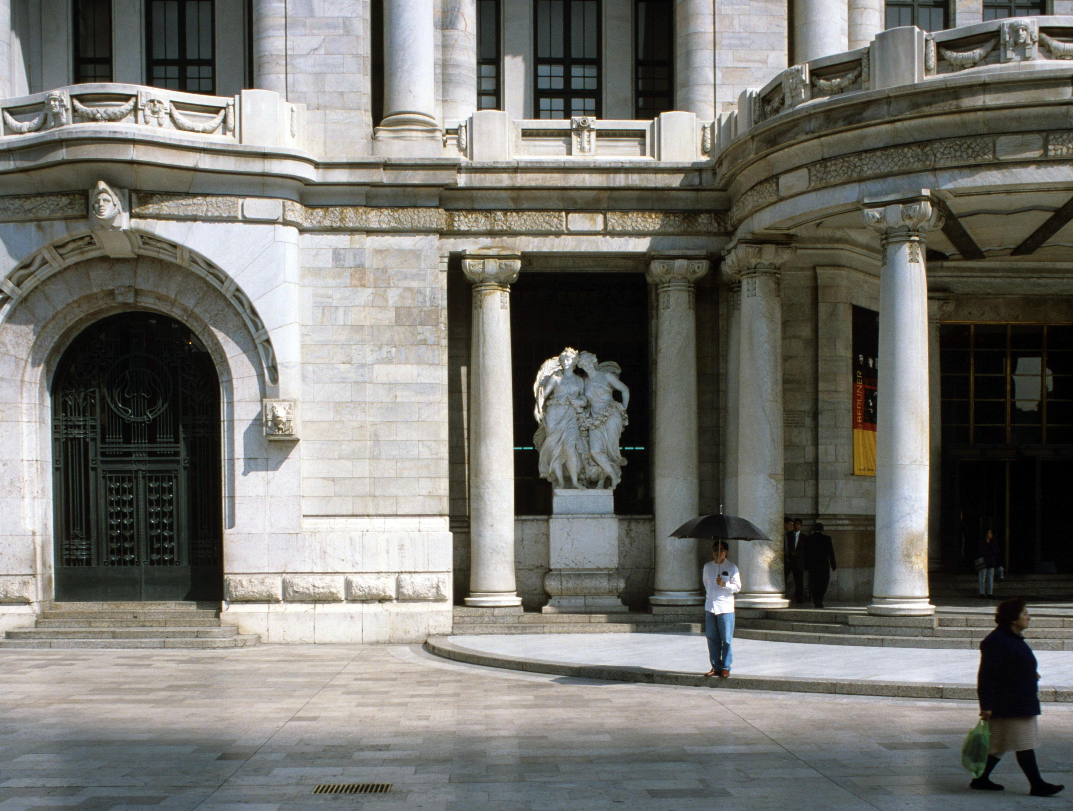 Mexiko: Der Eingang zum Palacio de Bellas Artes