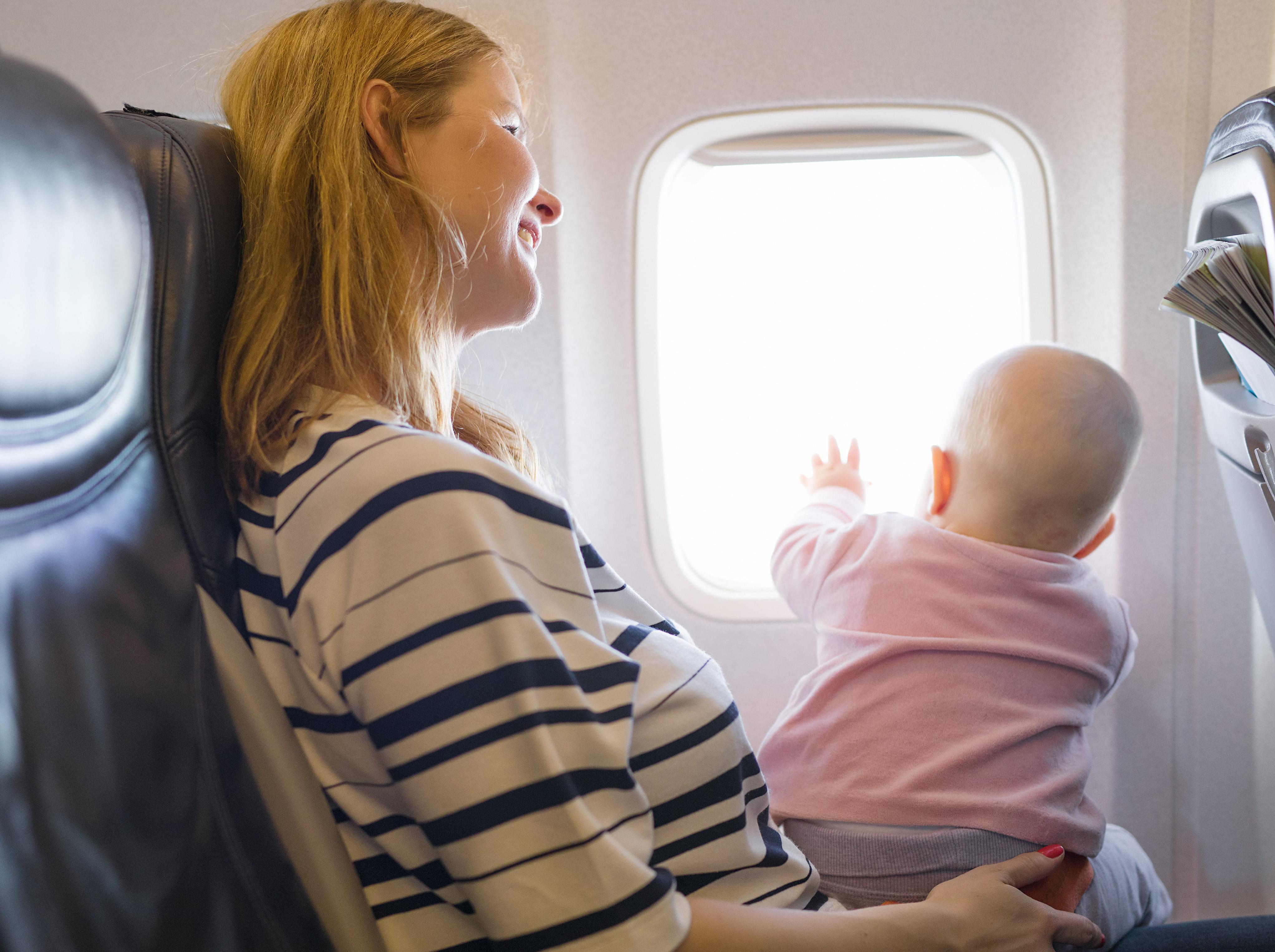 Mutter mit Baby im Flugzeug