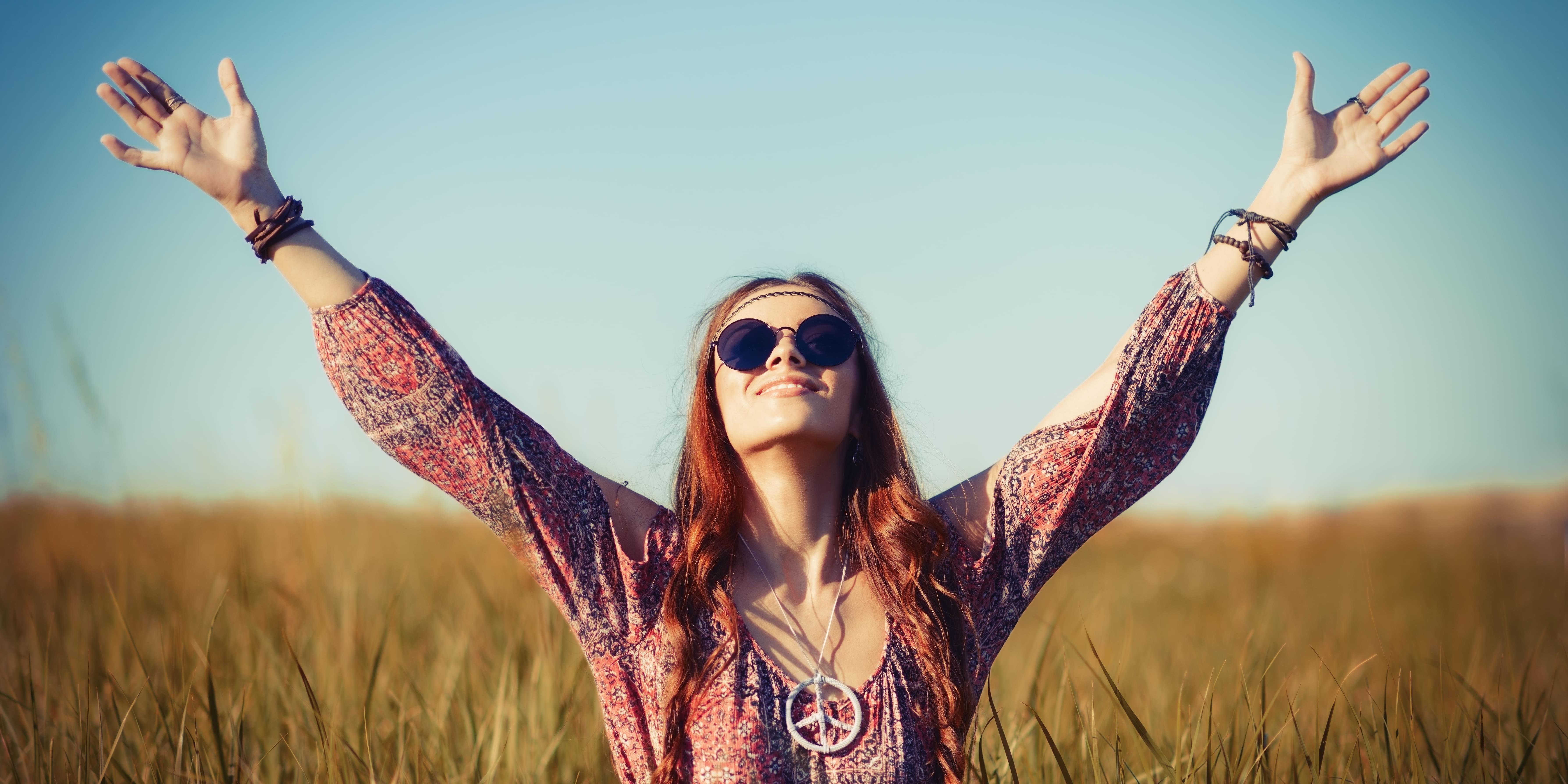 Junge Hippie-Frau im Kornfeld