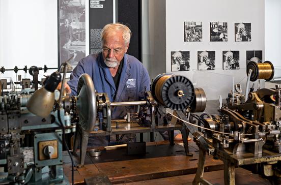 Kettenmaschine in der Schmuckabteilung