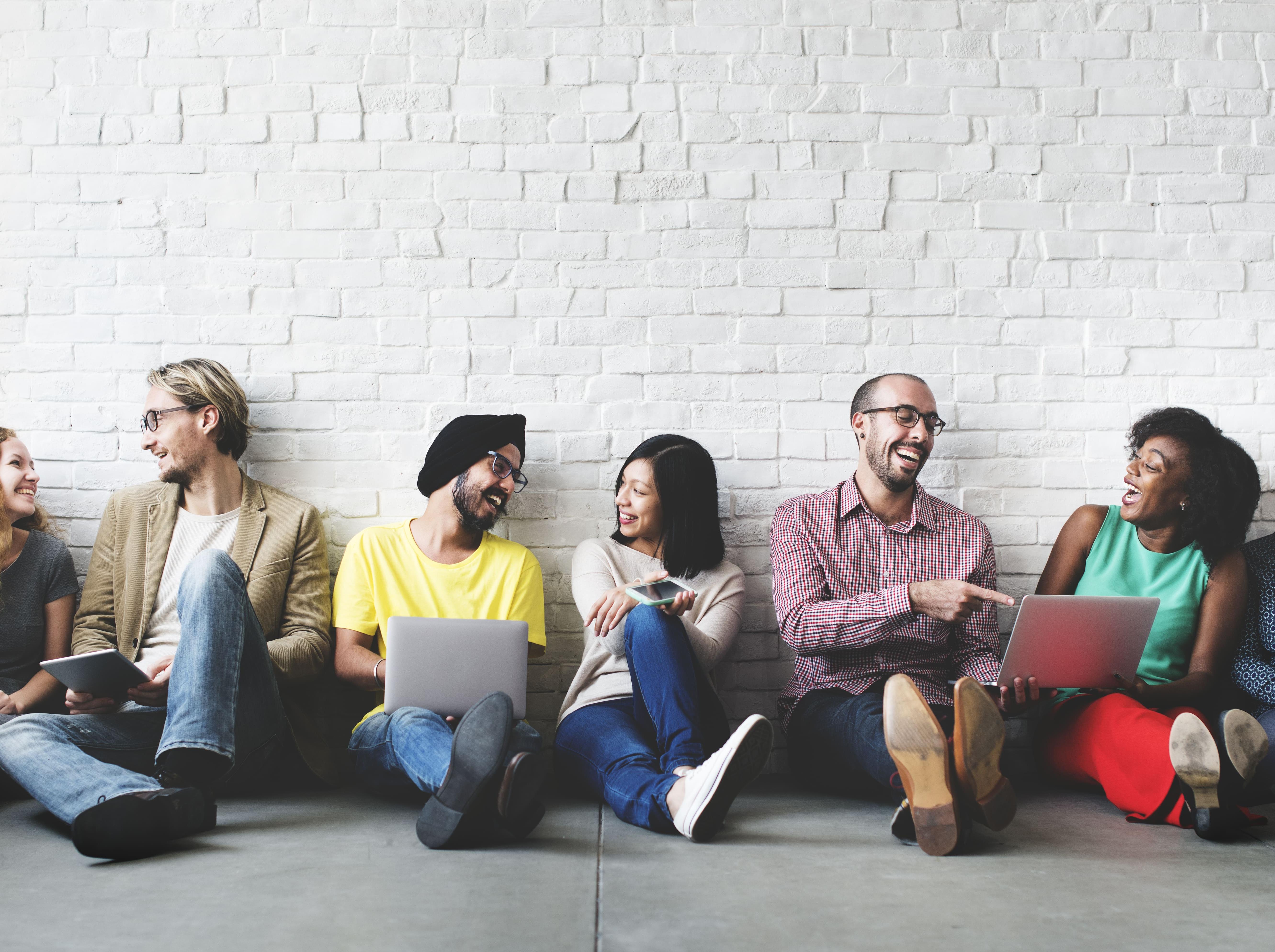 Sich unterhaltende Menschen aus verschiedenen Kulturkreisen