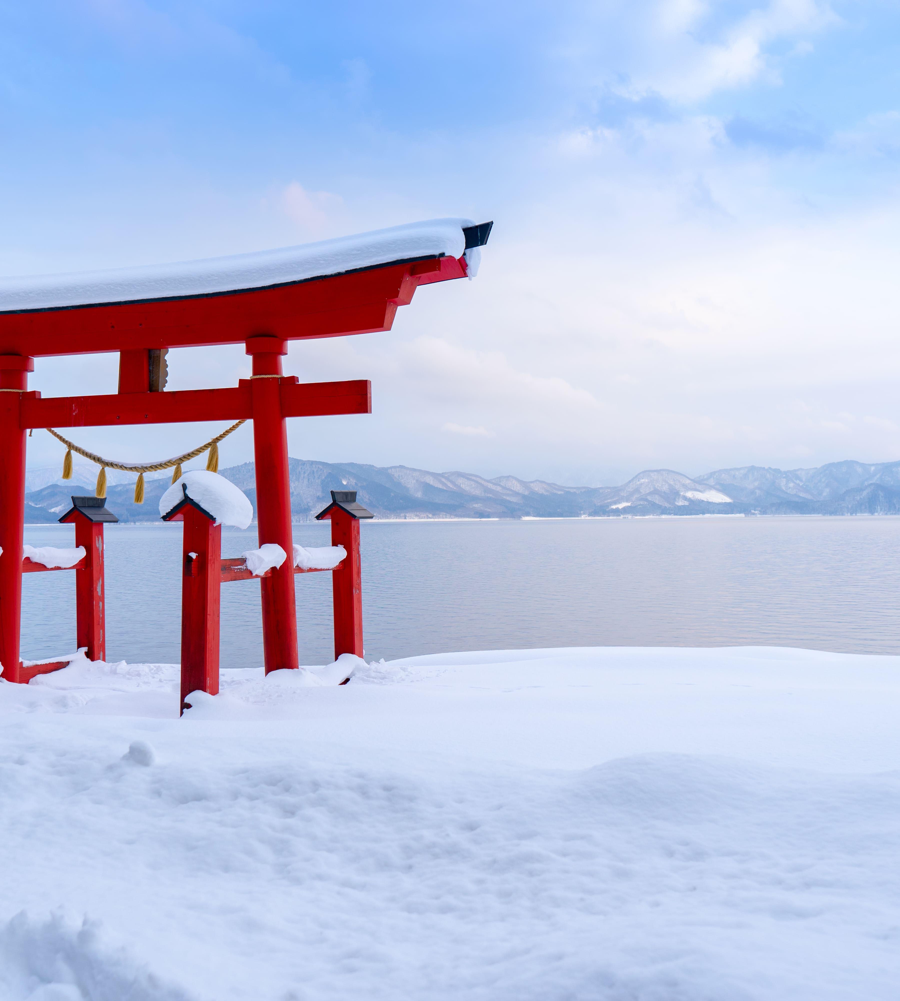 Schnee über dem See Tazawa in Japan