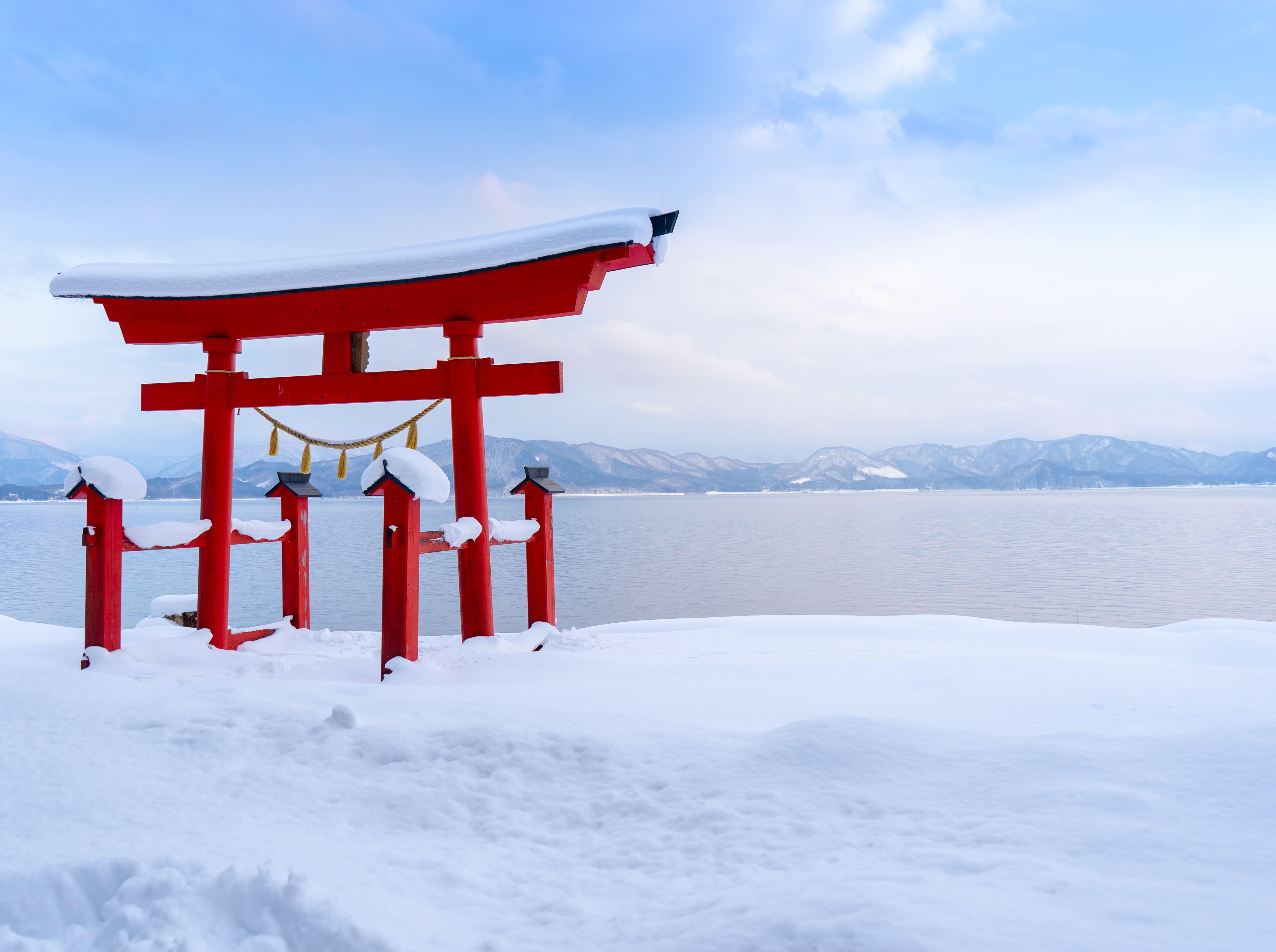 Schnee über dem See Tazawa in Japan