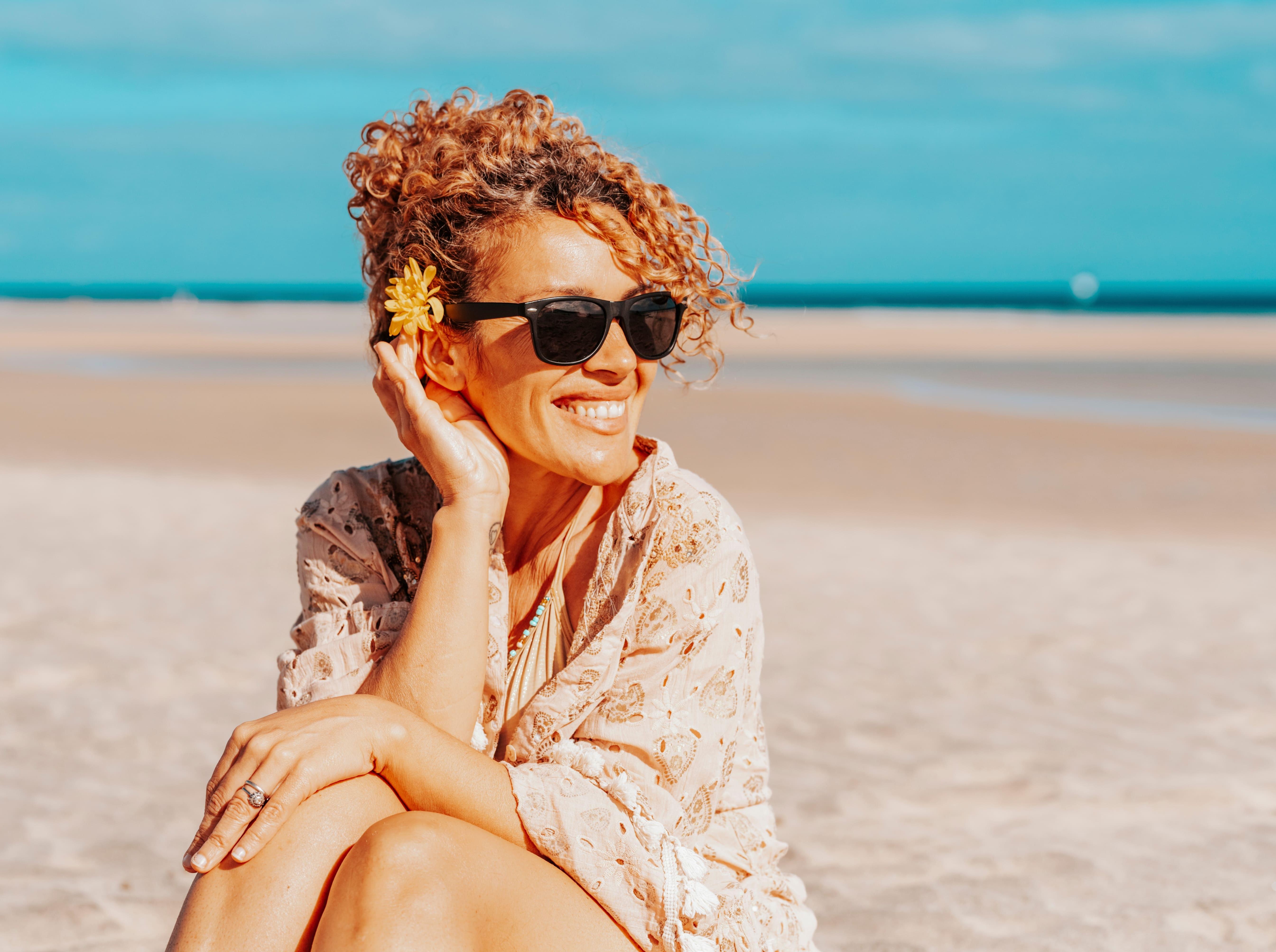 Portrait von lachender Frau am Strand