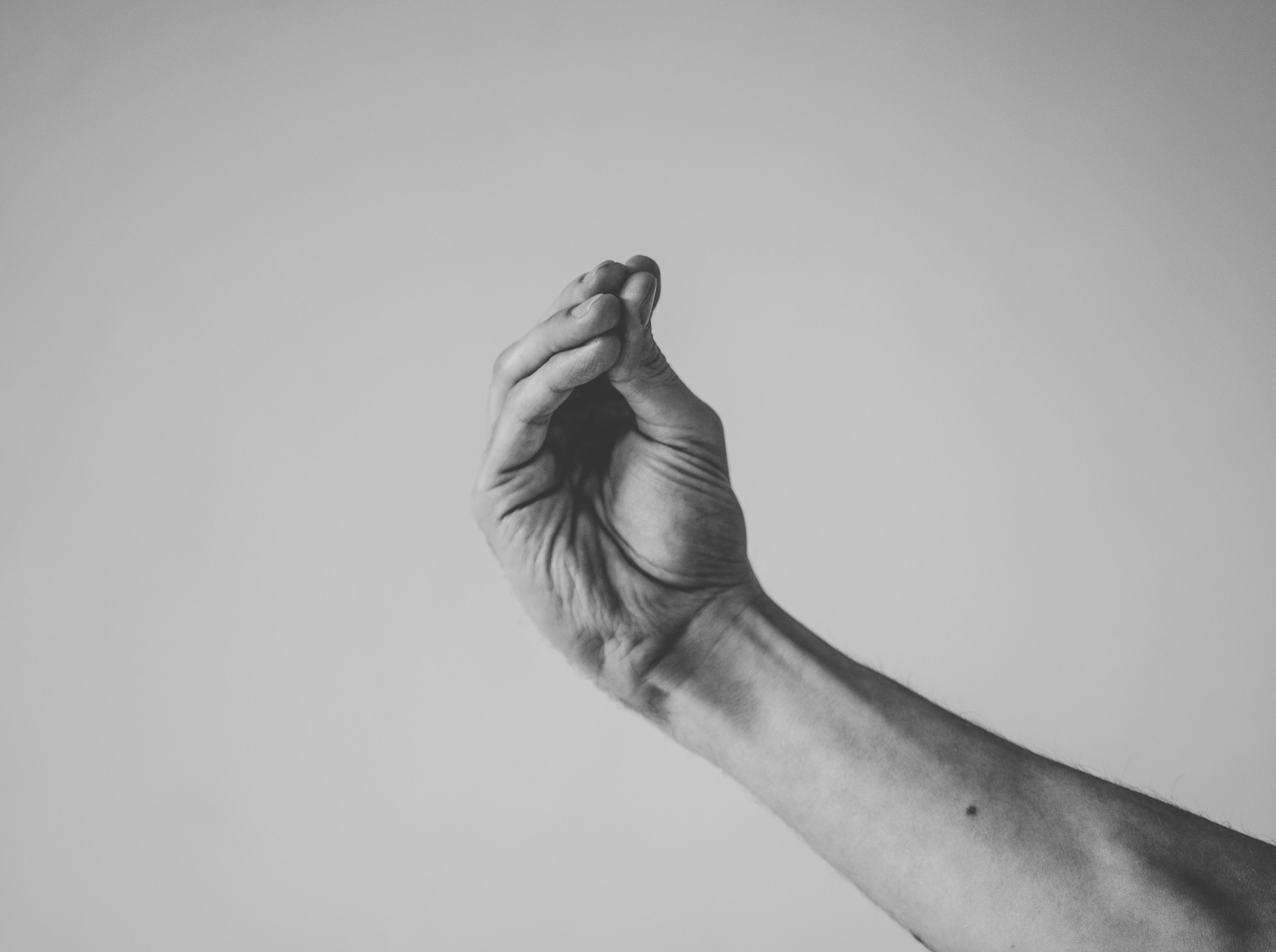 Finger zusammengenommen, Handfläche nach oben