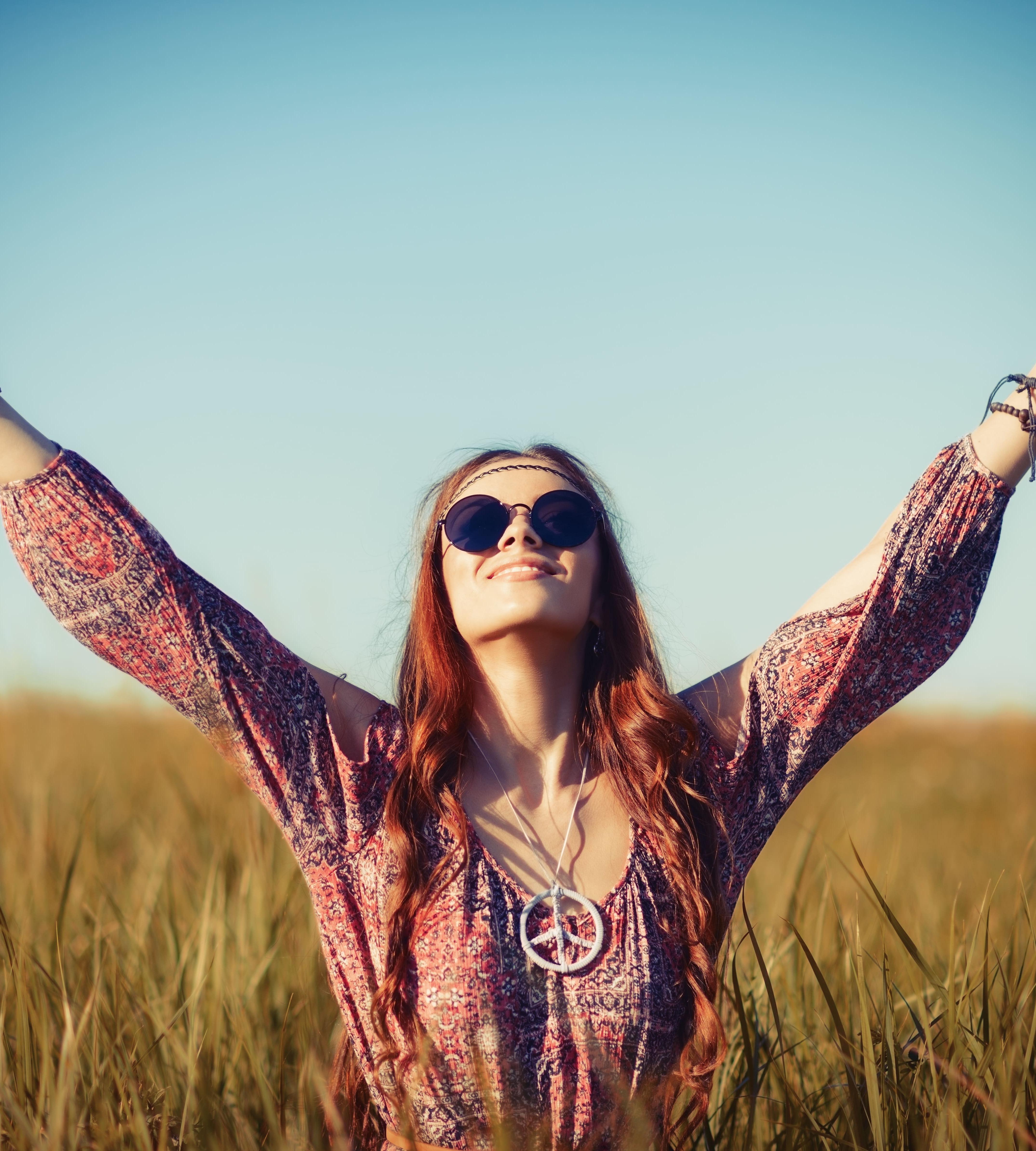 Junge Hippie-Frau im Kornfeld