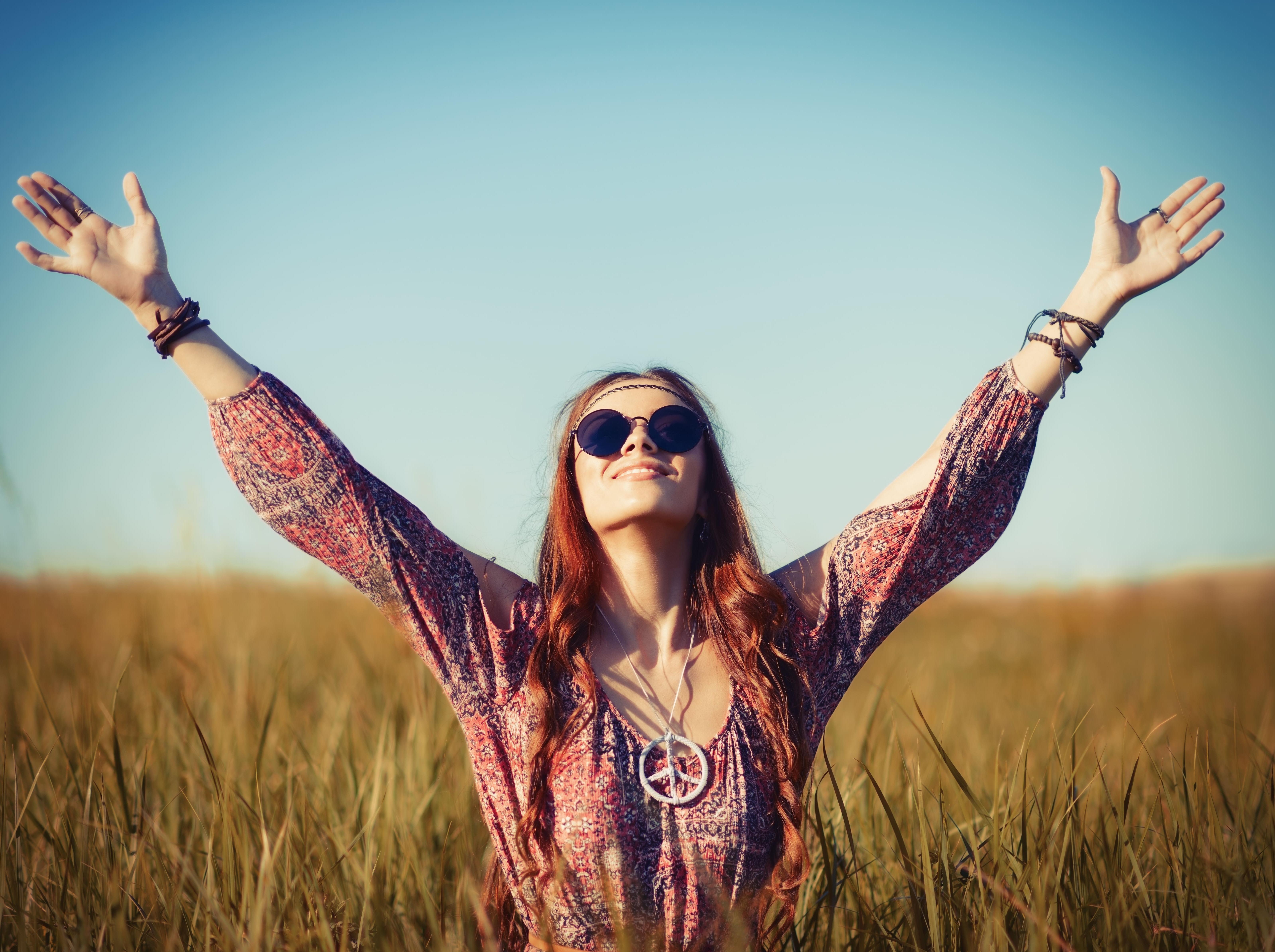 Junge Hippie-Frau im Kornfeld