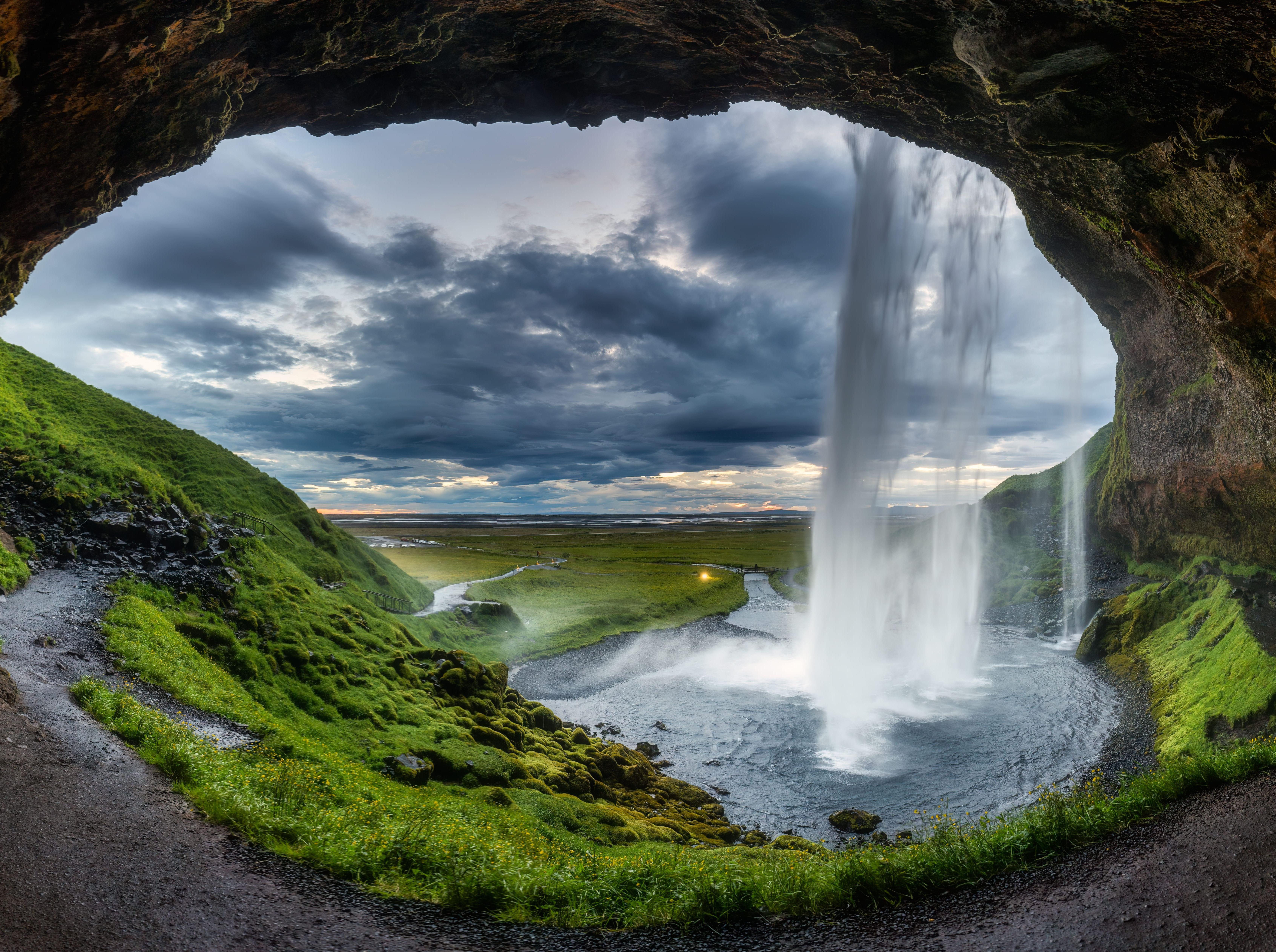 Island: Blick auf Seljalandsfoss-Wasserfall 