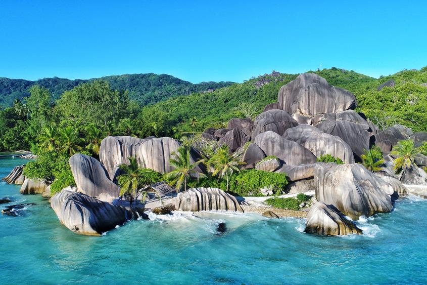 Weit weg vom Rest der Welt liegt das 115 Inseln umfassende Naturparadies Seychellen. 
