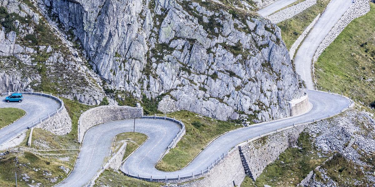Kurvige Straße in den Schweizer Alpen
