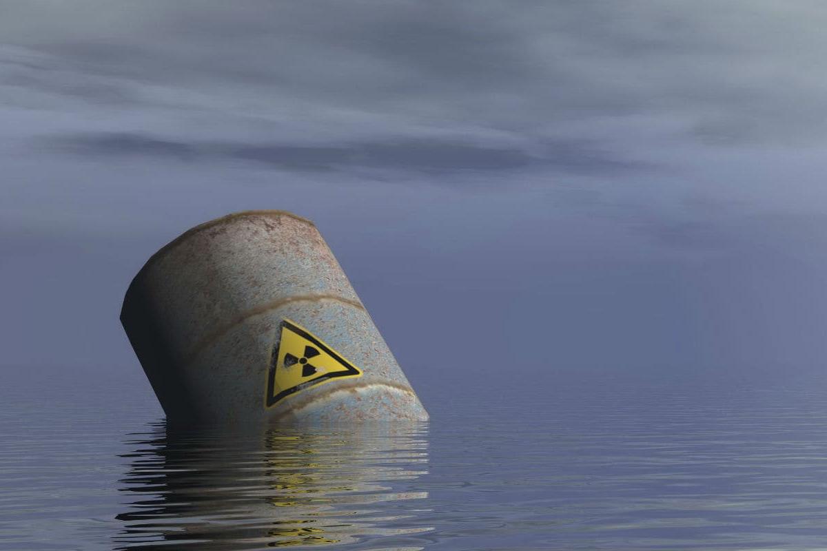 Tonne mit Giftmüll schwimmt in See