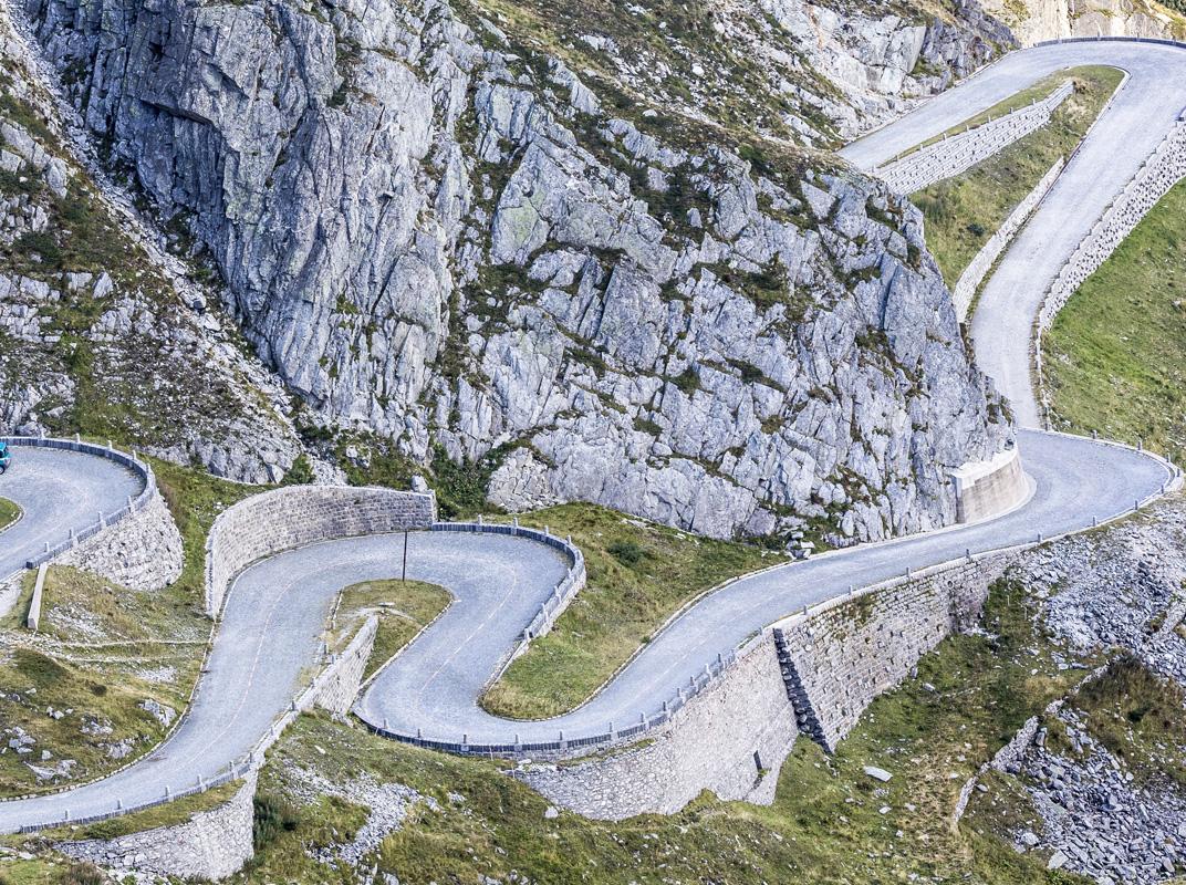 Kurvige Straße in den Schweizer Alpen