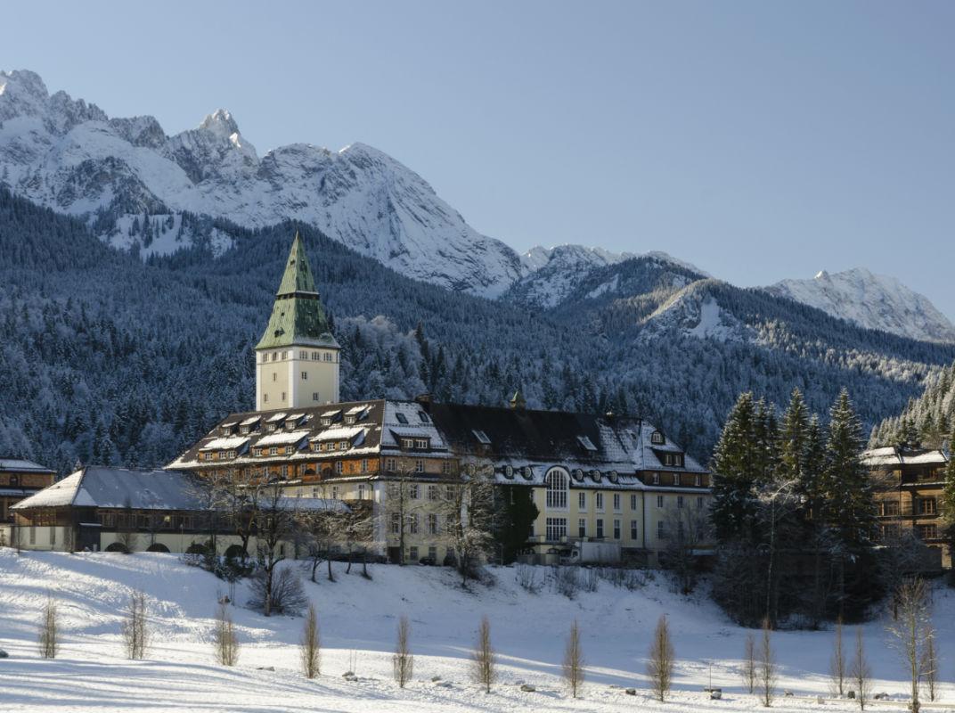 Schloss Elmau zwischen Zugspitze und Karwendelgebirge