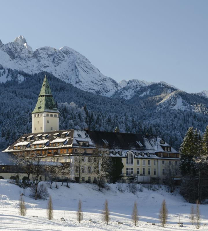 Schloss Elmau zwischen Zugspitze und Karwendelgebirge