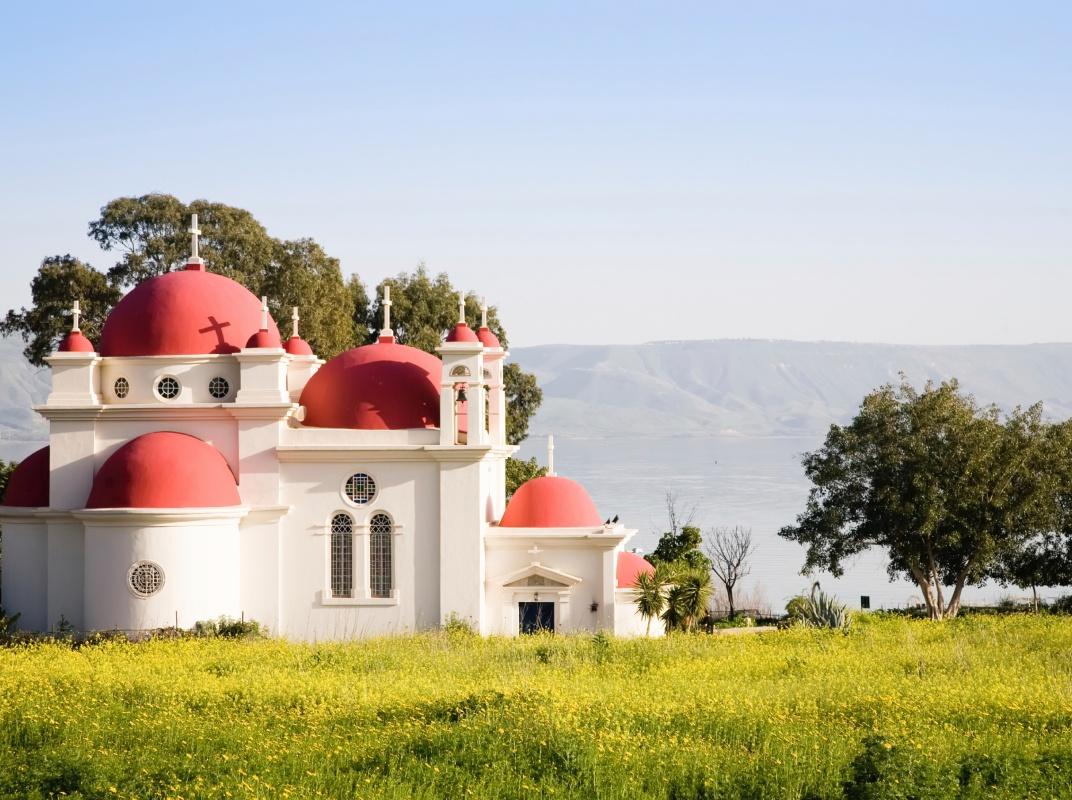 Weiße kleine Kapelle inmitten von sommerlicher Natur