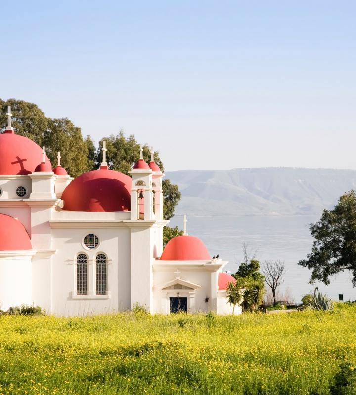 Weiße kleine Kapelle inmitten von sommerlicher Natur