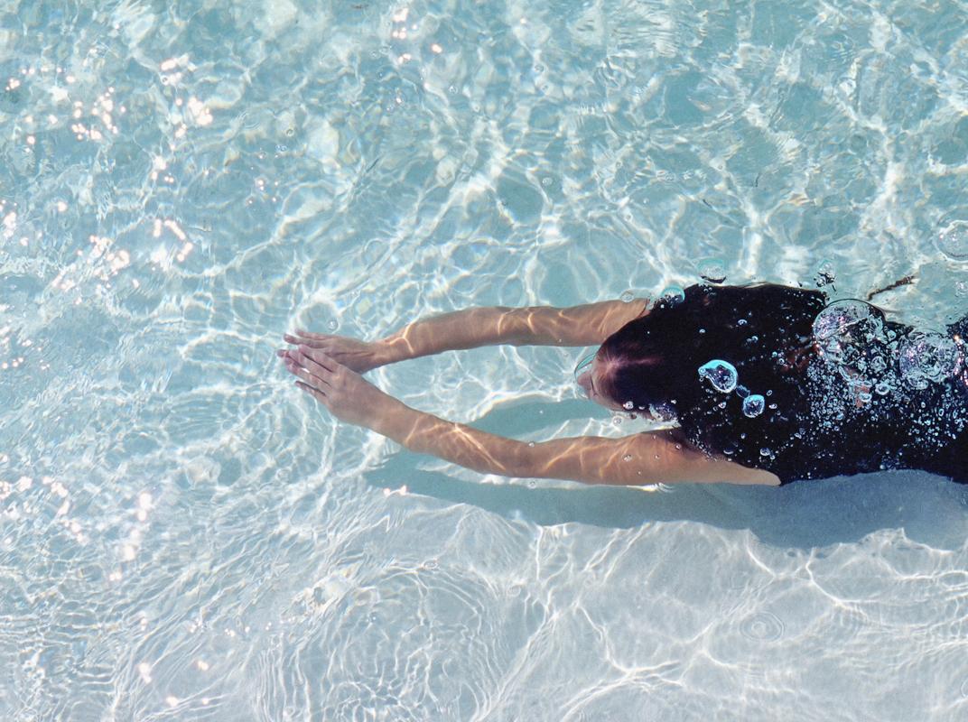Frau taucht in Pool