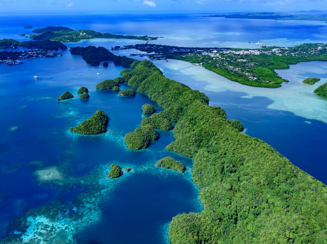 Blick von oben auf die Südseeinsel Palau