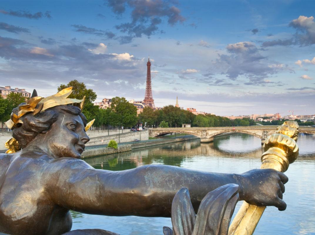Blick auf die Seine und den Eiffelturm in Paris