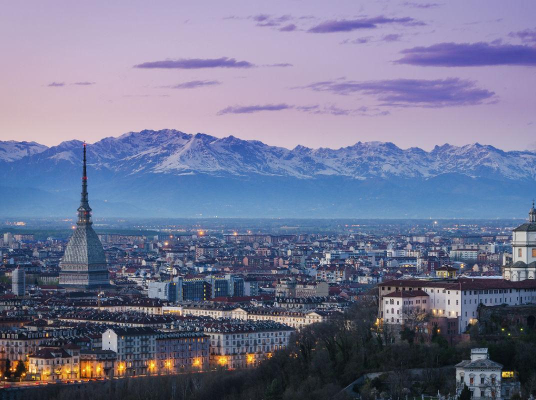 Blick auf Turin in der Dämmerung