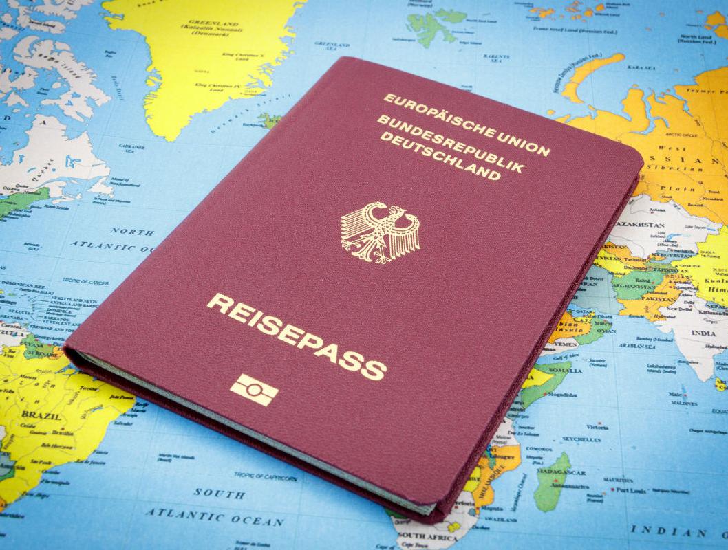 Deutscher Reisepass auf Weltkarte