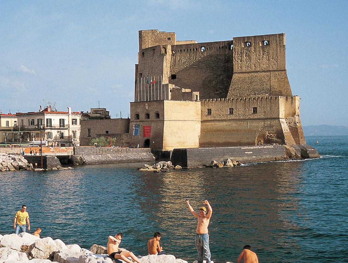 Castel dell'Ovo/ Borgo Marinari