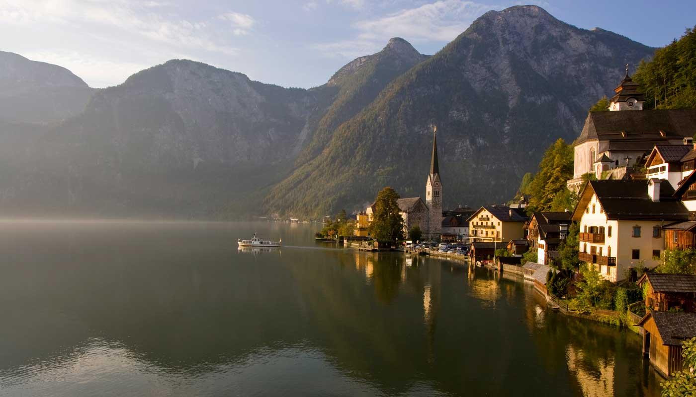 Die österreichische Gemeinde Hallstatt liegt am malerischen Hallstätter See