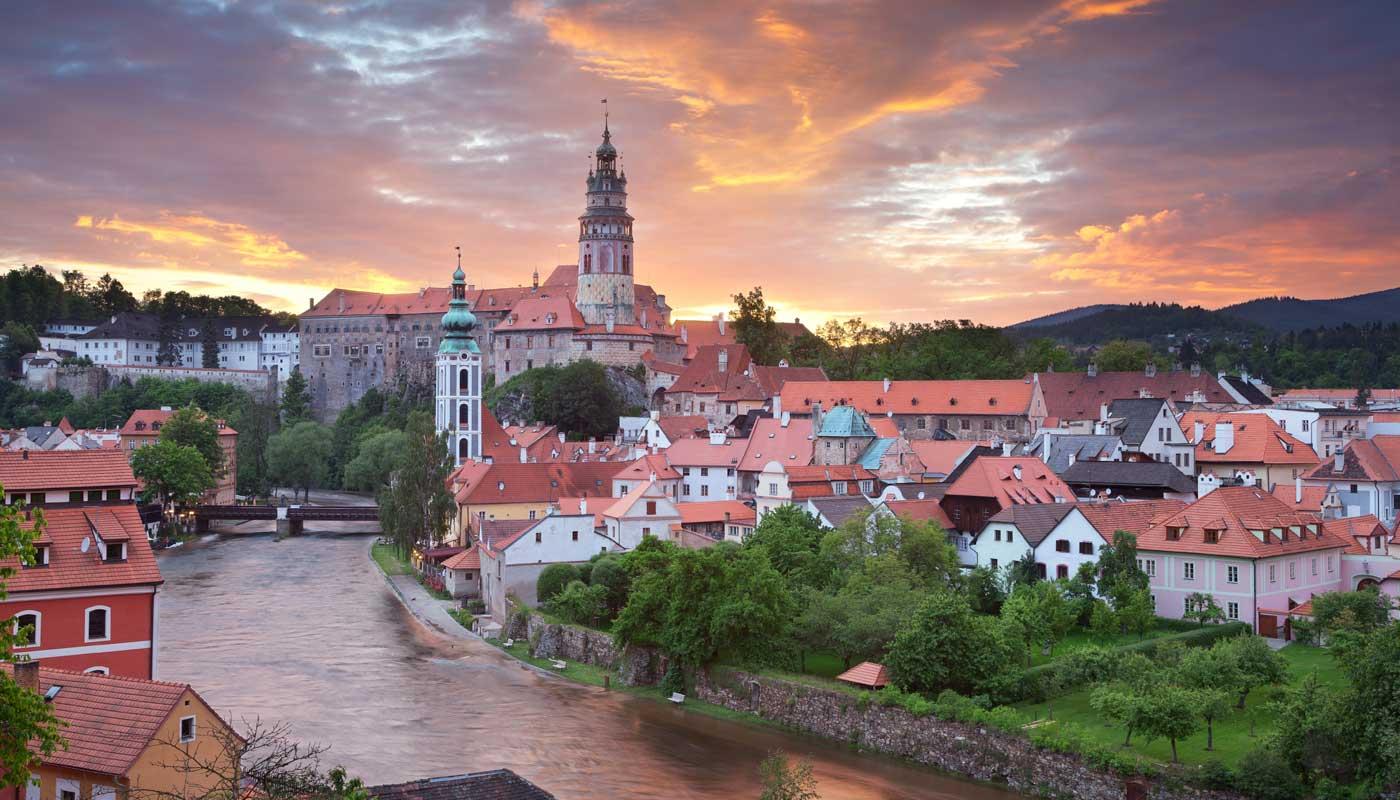 Český Krumlov liegt am Ufer der Moldau in Tschechien