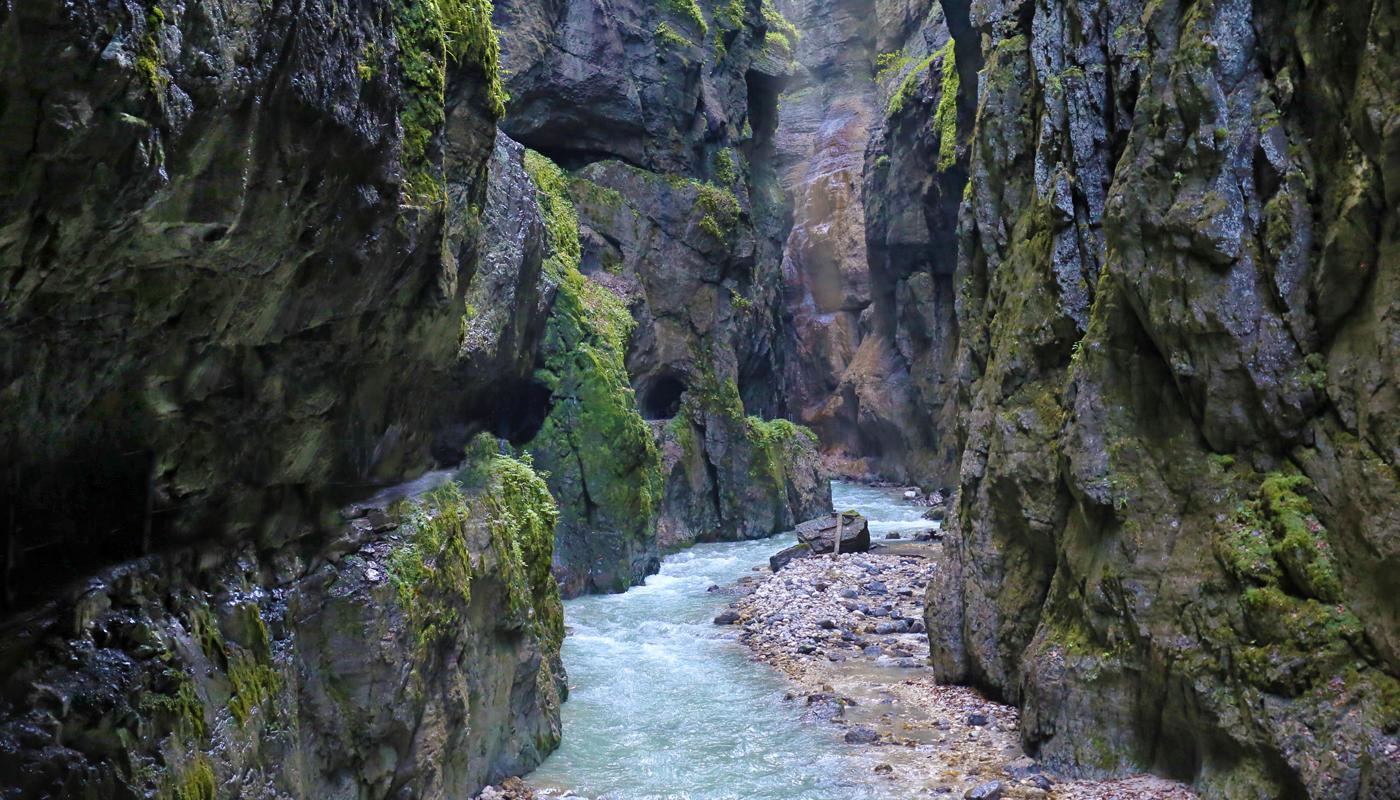 Die enge Schlucht Partnachklamm bei Garmisch-Patenkirchen kann man begehen