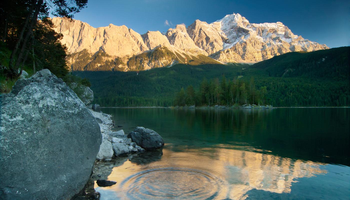 Der Blick vom Eibsee auf die 2.962 Meter hohe Zugspitze ist unvergesslich