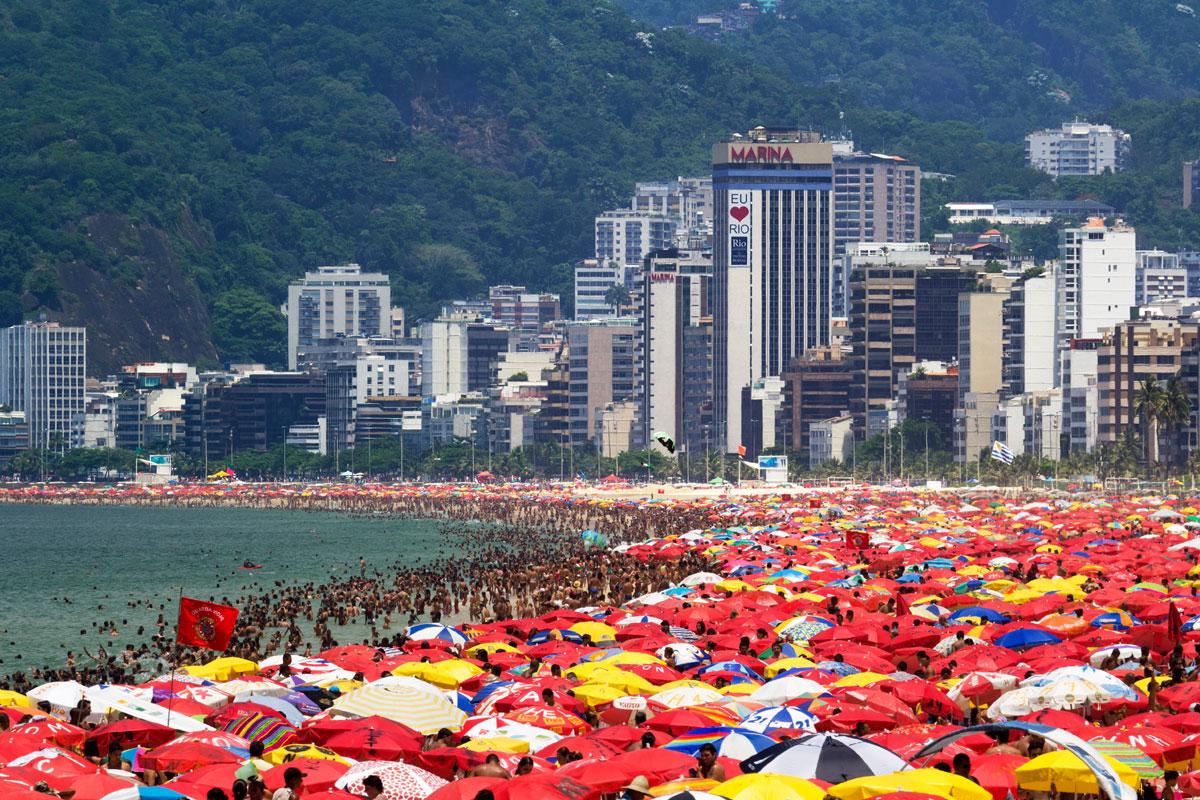 Am Strand von Ipanema passt im Sommer kein Blatt zwischen die Badenden