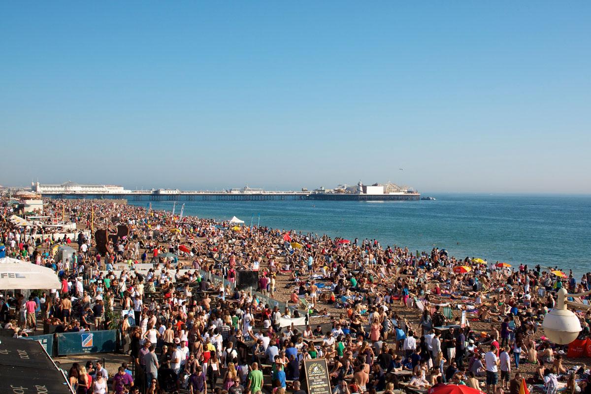 Am Seebad Brighton in Großbritannien stapeln sich im Sommer die Menschen
