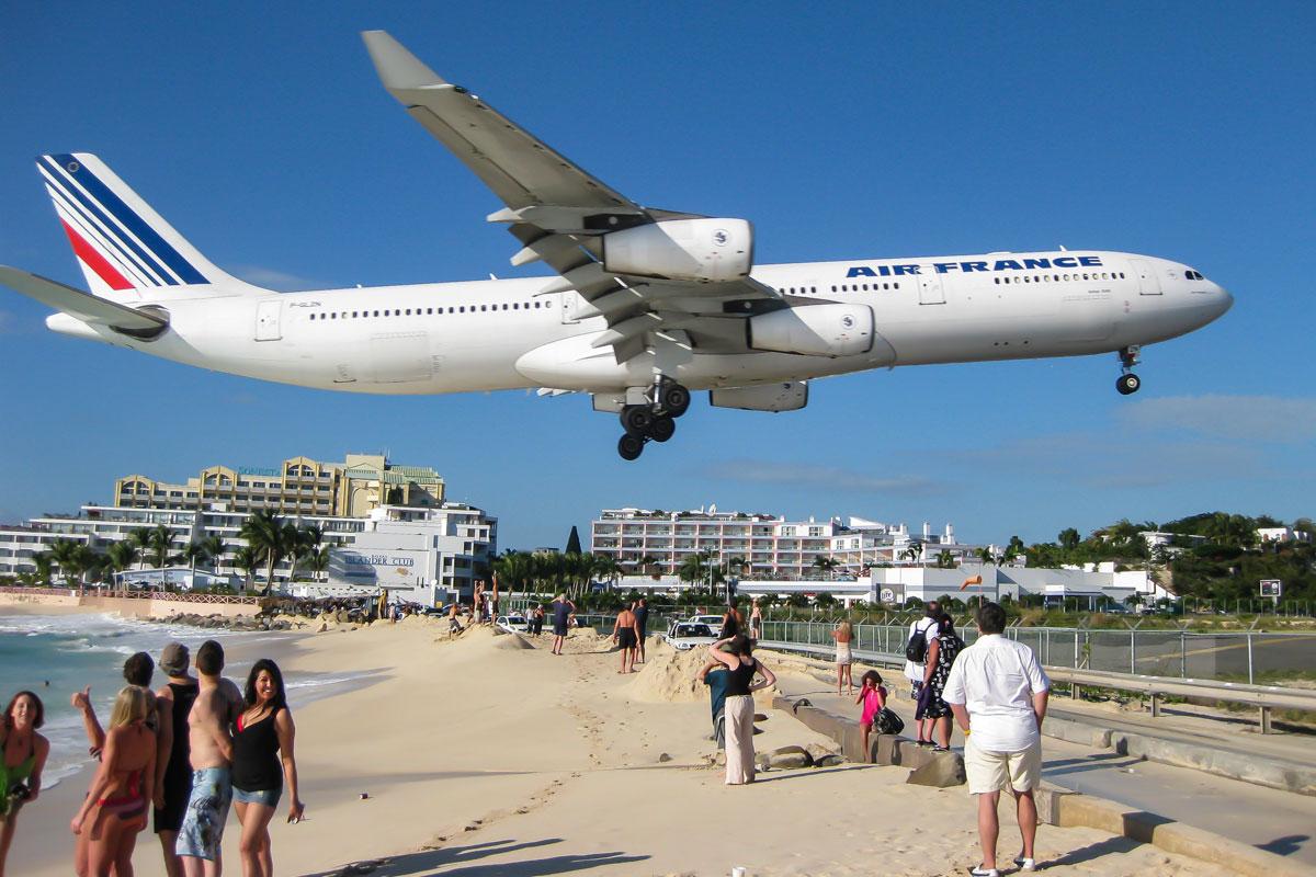 Am Maho Beach in der Karibik rauschen Flugzeuge direkt über die Köpfe hinweg
