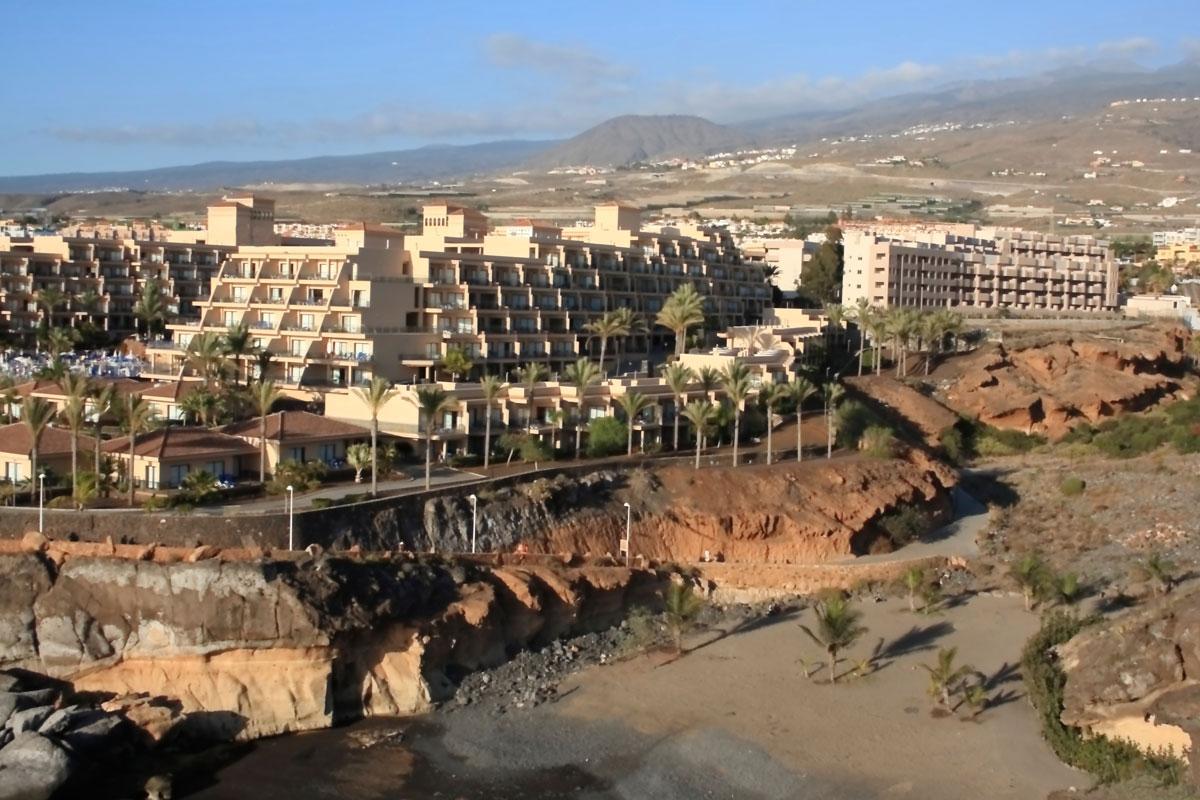 Dunkler Sand und riesige Hotels schmälern das Strandvergnügen auf Teneriffa