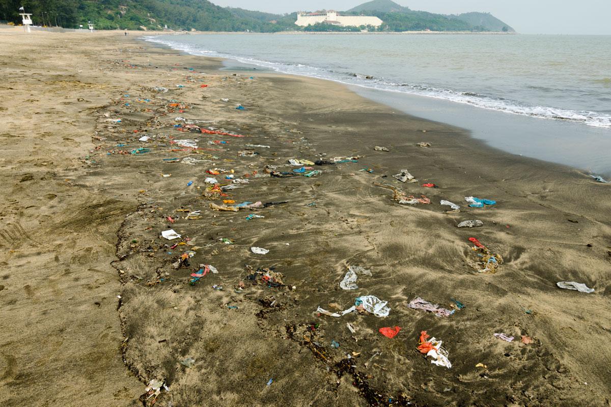 Am Strand von Macao in China macht sich die Umweltverschmutzung bemerkbar