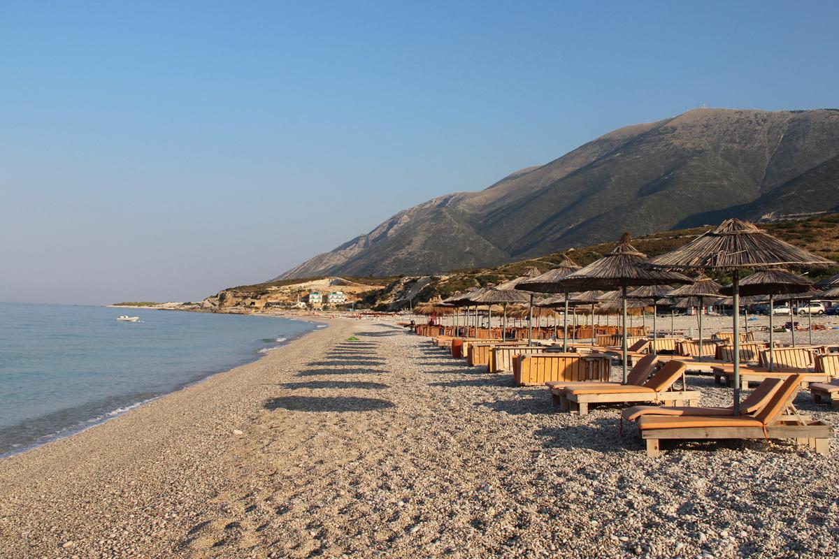 Dhërmi: Strandleben in Südalbanien