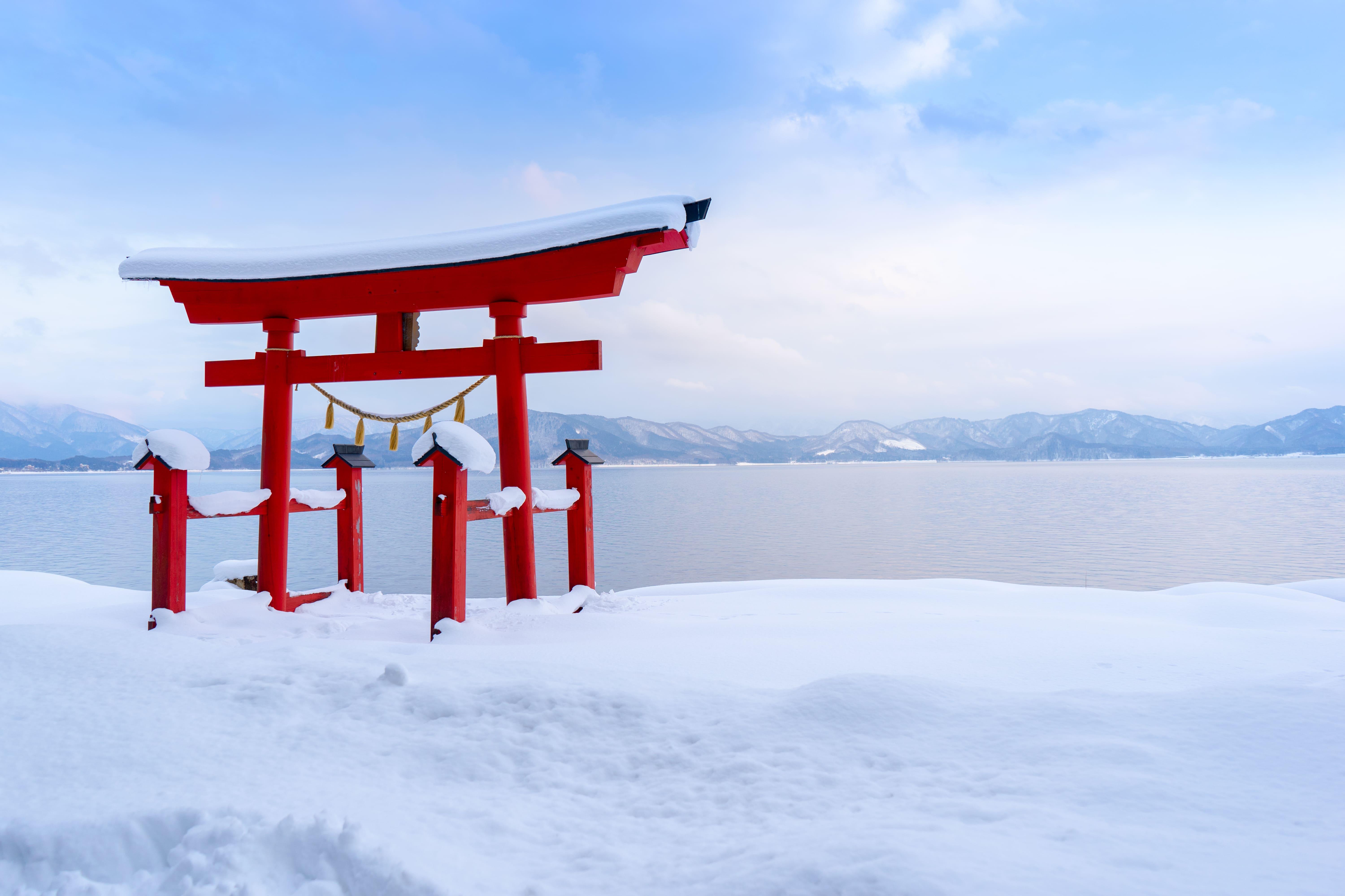 Schnee über dem See Tazawa in Japan