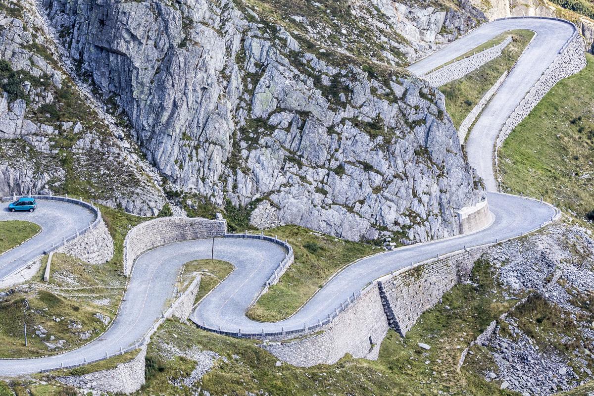 Kurvige Straße in den Schweizer Alpen