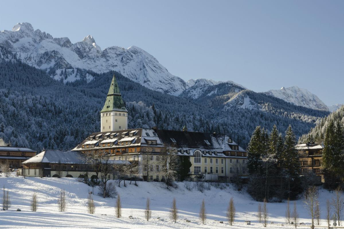 Schloss Elmau zwischen Zugspitze und Karwendelgebirge