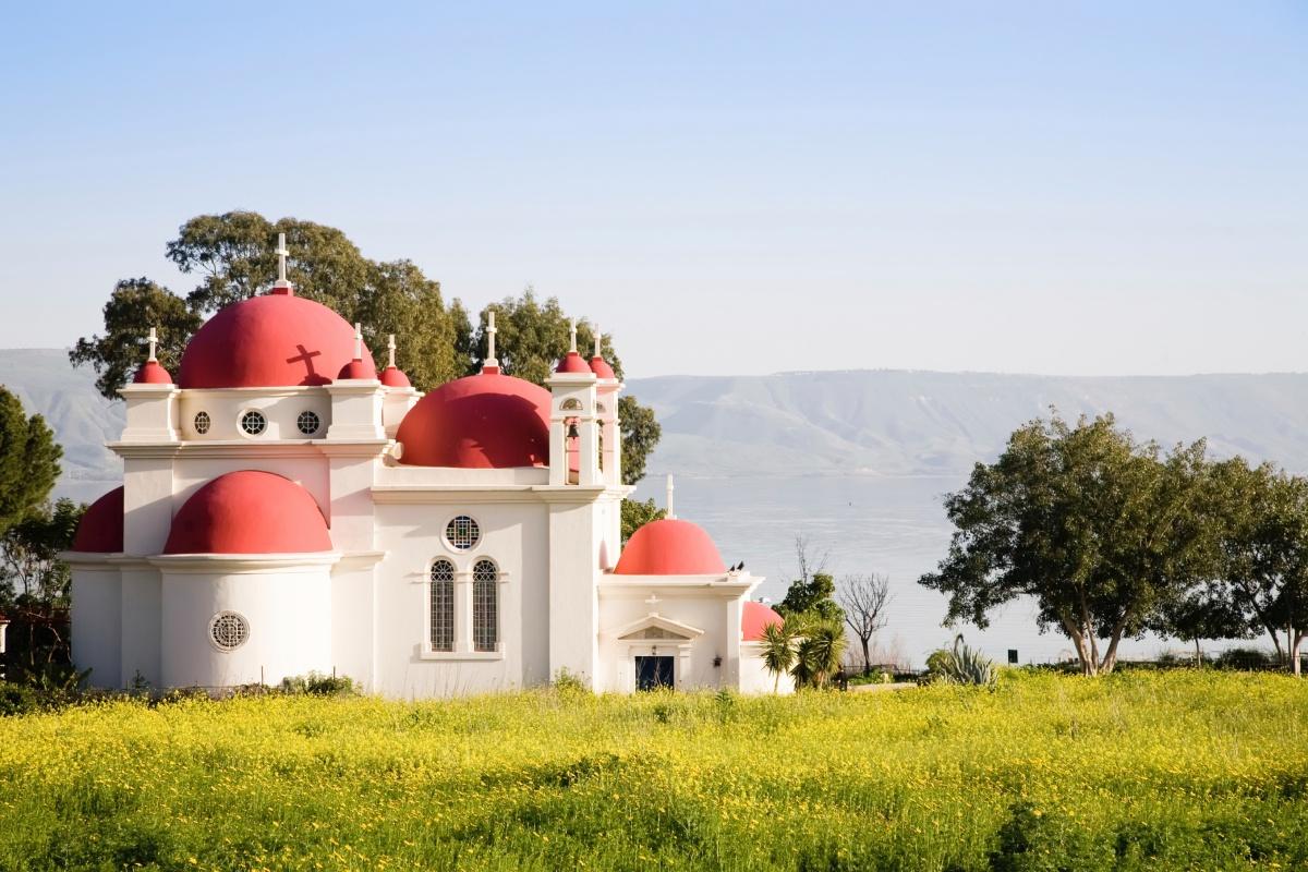 Weiße kleine Kapelle inmitten von sommerlicher Natur