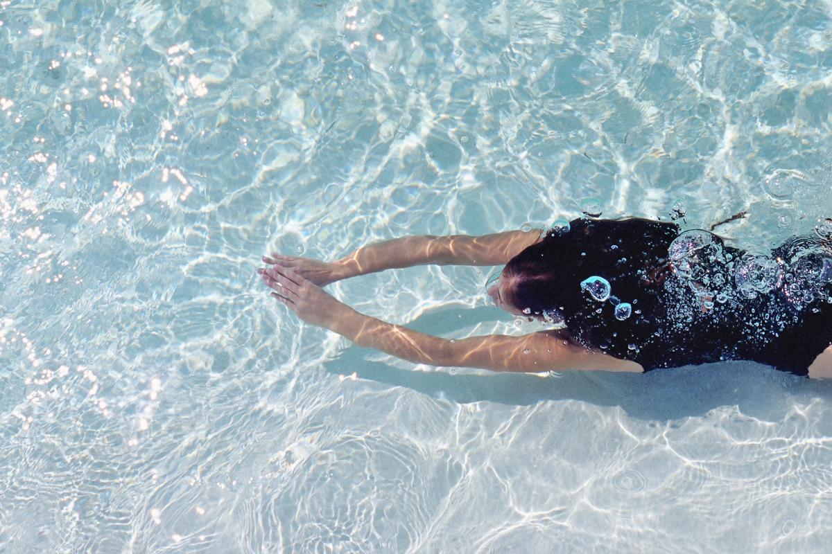 Frau taucht in Pool