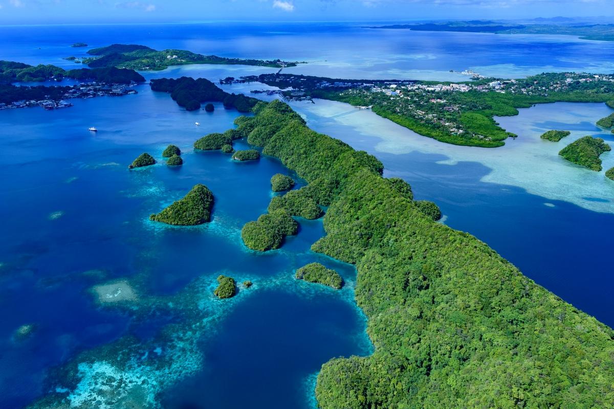 Blick von oben auf die Südseeinsel Palau