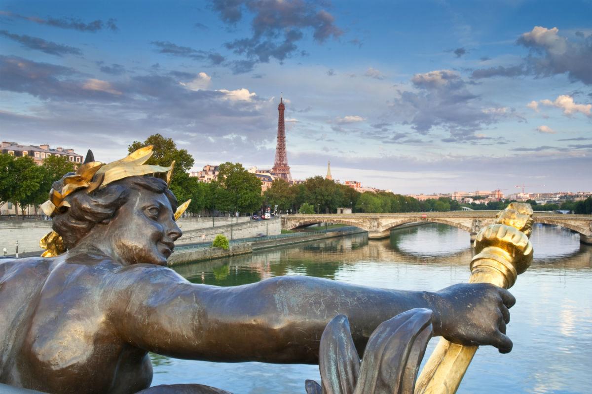 Blick auf die Seine und den Eiffelturm in Paris