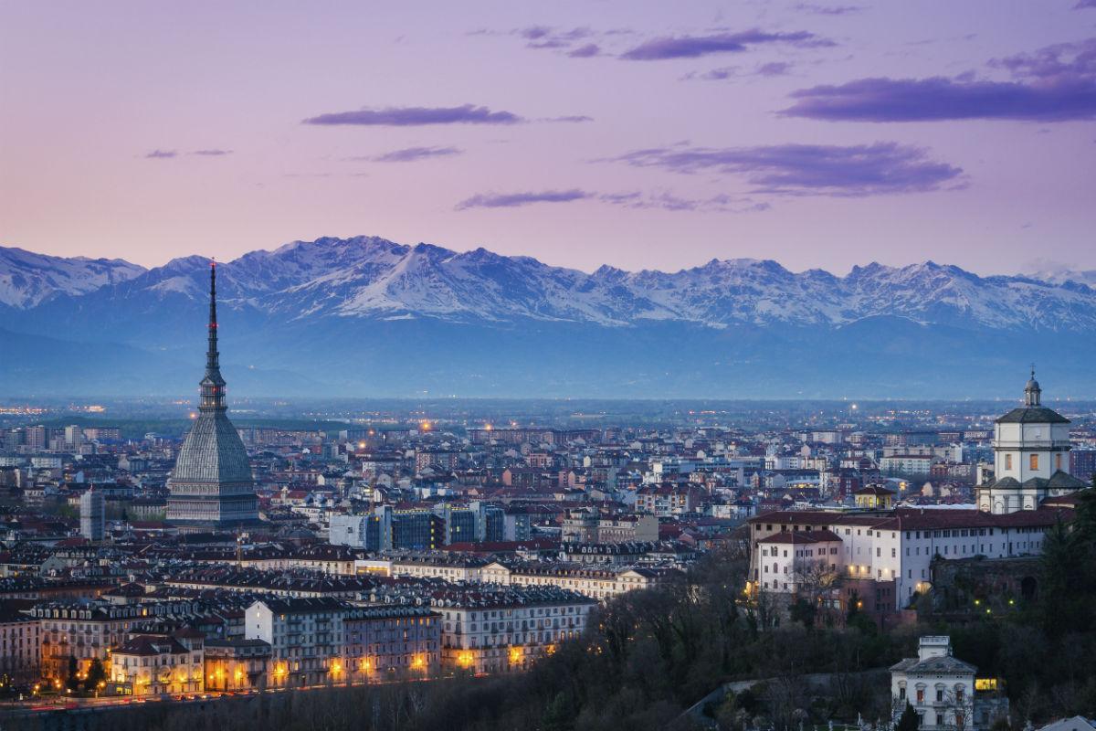 Blick auf Turin in der Dämmerung