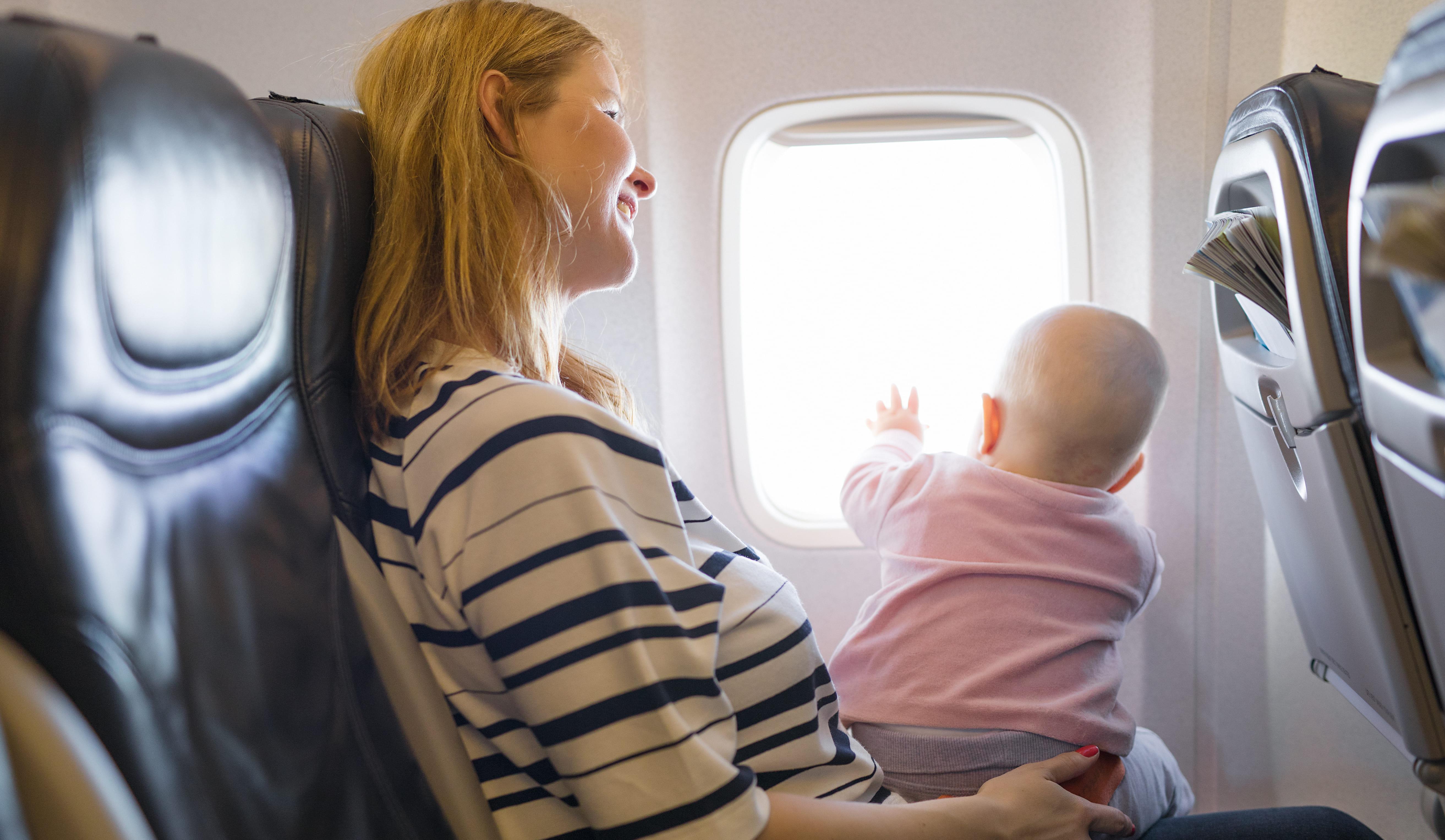 Mutter mit Baby im Flugzeug