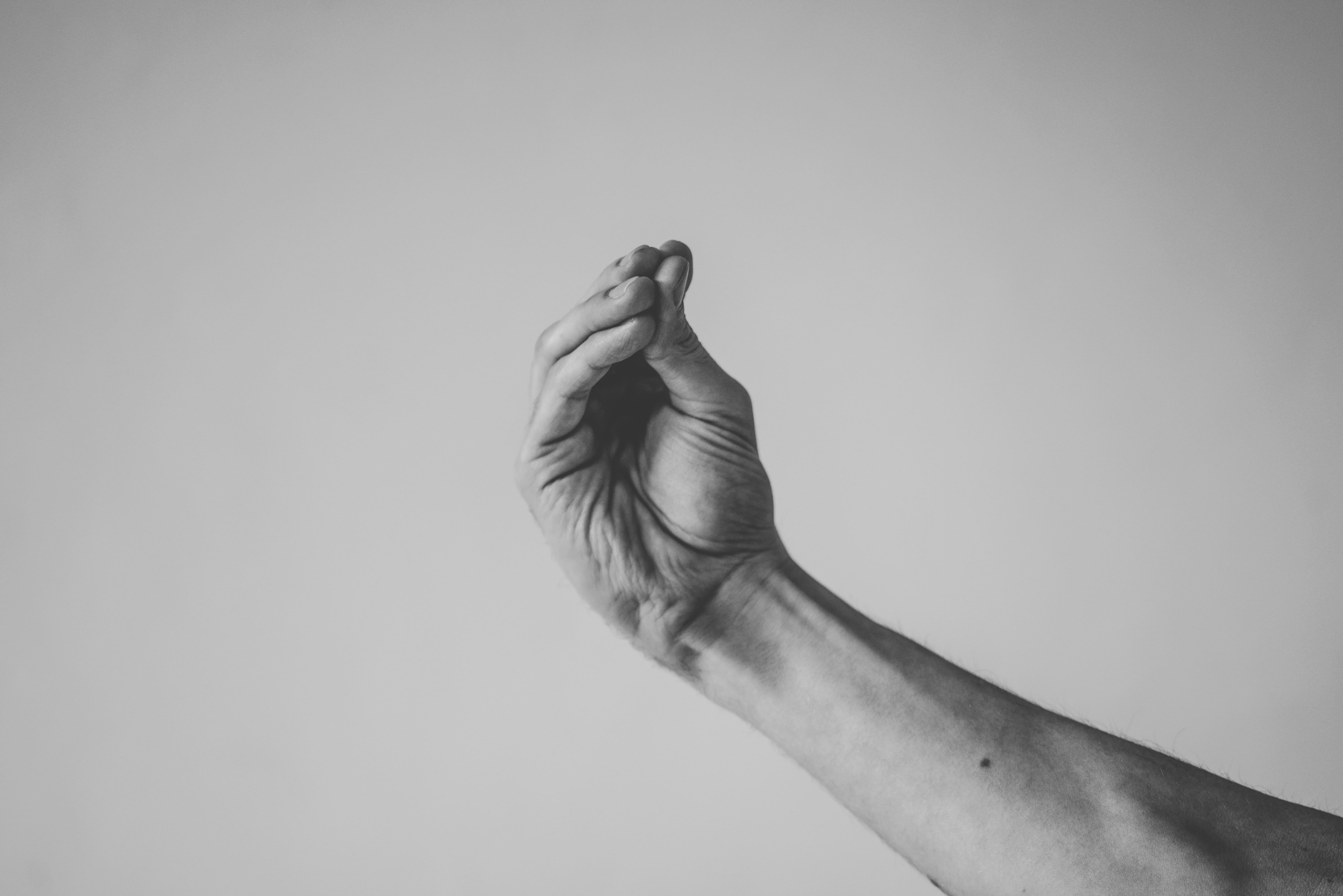 Finger zusammengenommen, Handfläche nach oben